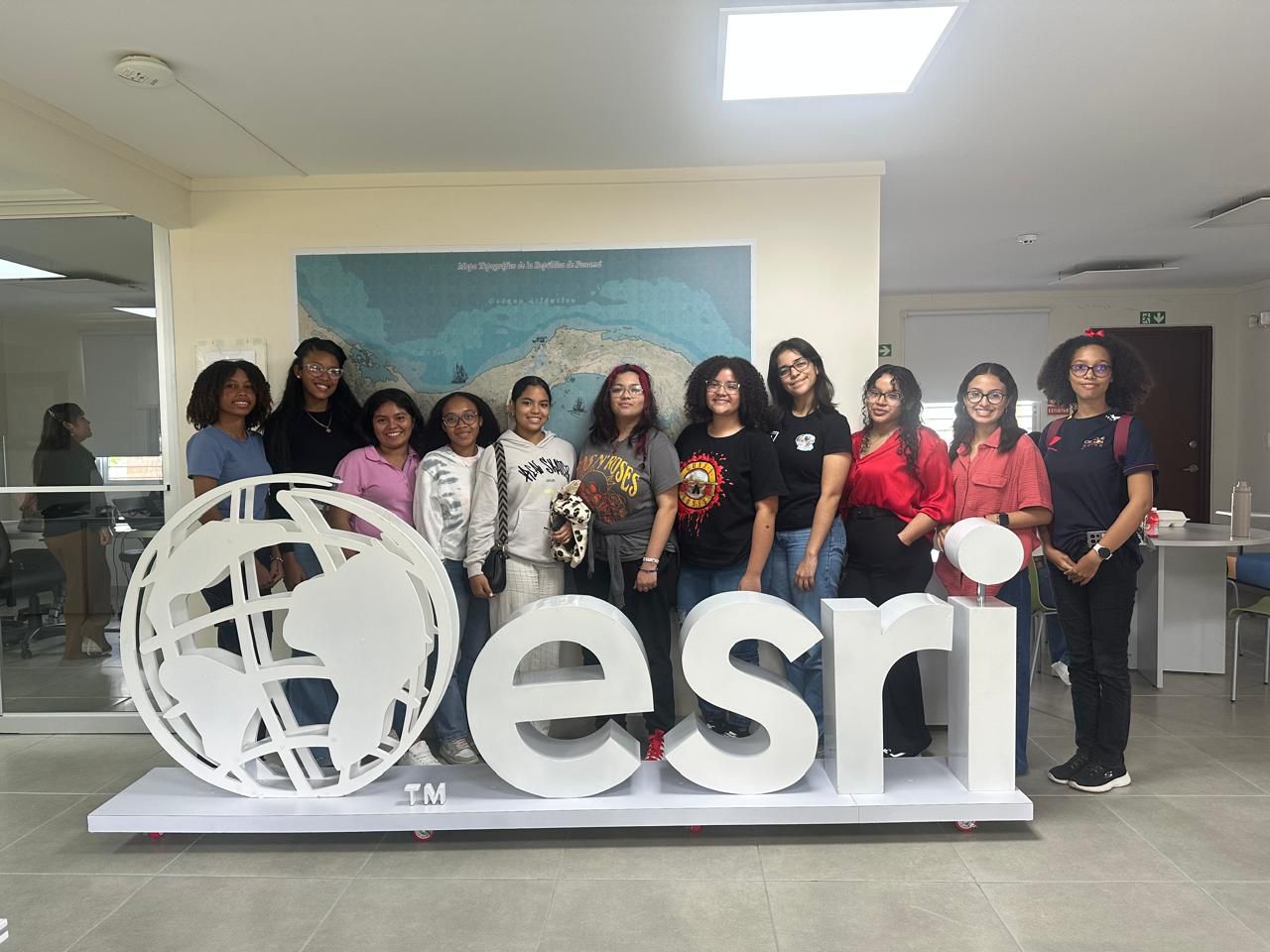 Talentosas jóvenes se acercan al Universo con la NASA y ESRI Panamá