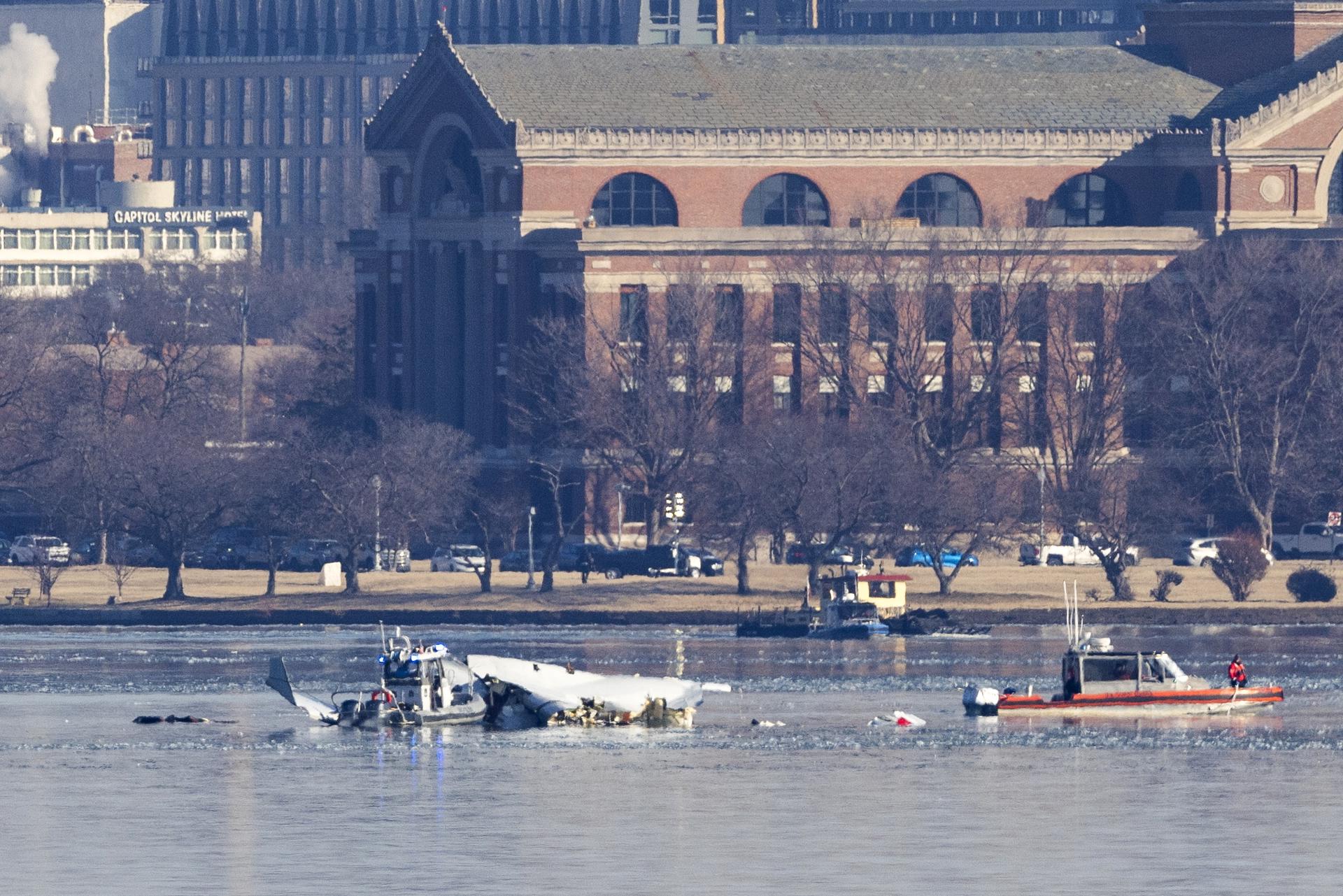 Recuperan restos de las 67 víctimas del accidente aéreo en Washington