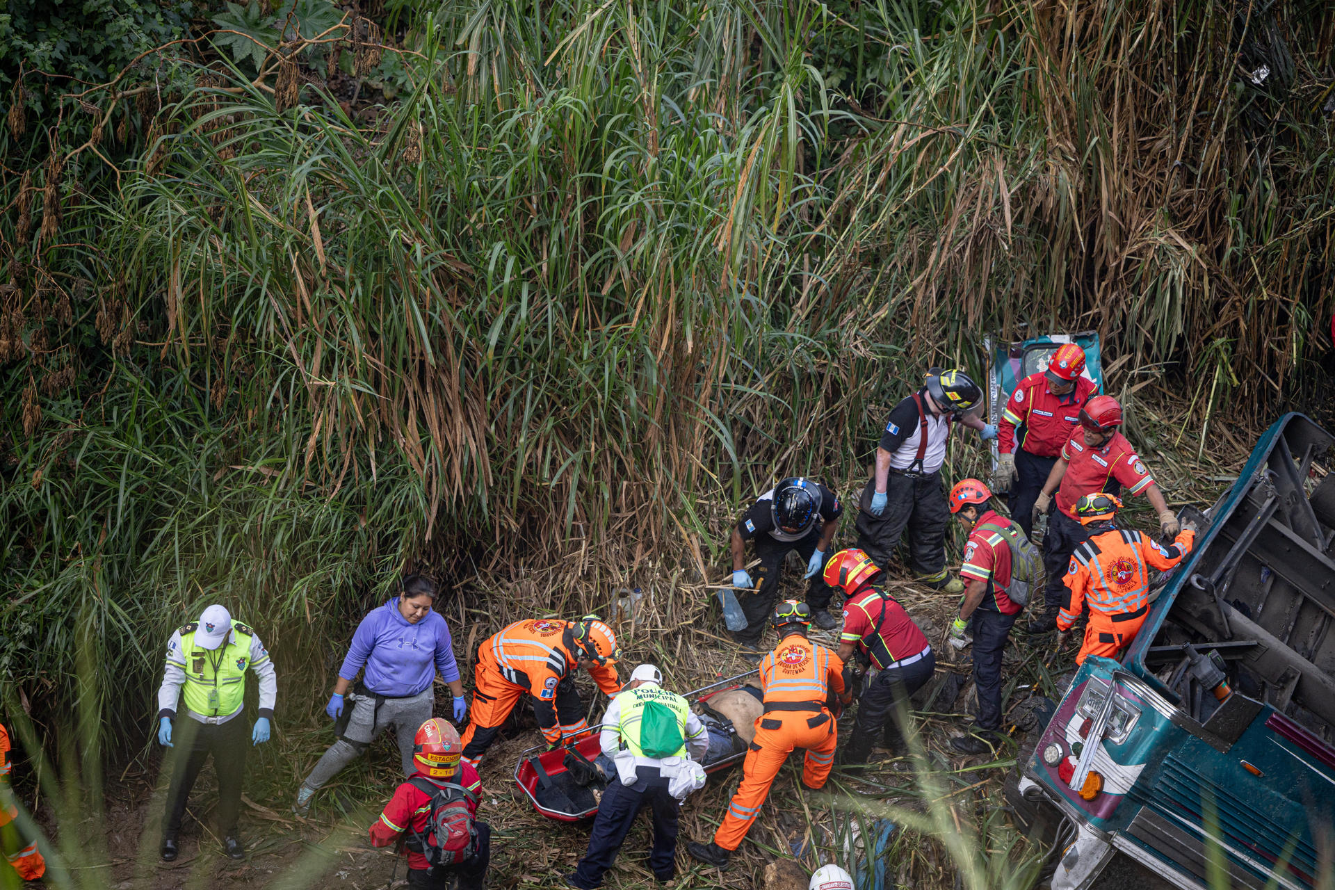 Aumentan a 51 los fallecidos en accidente de bus en Guatemala