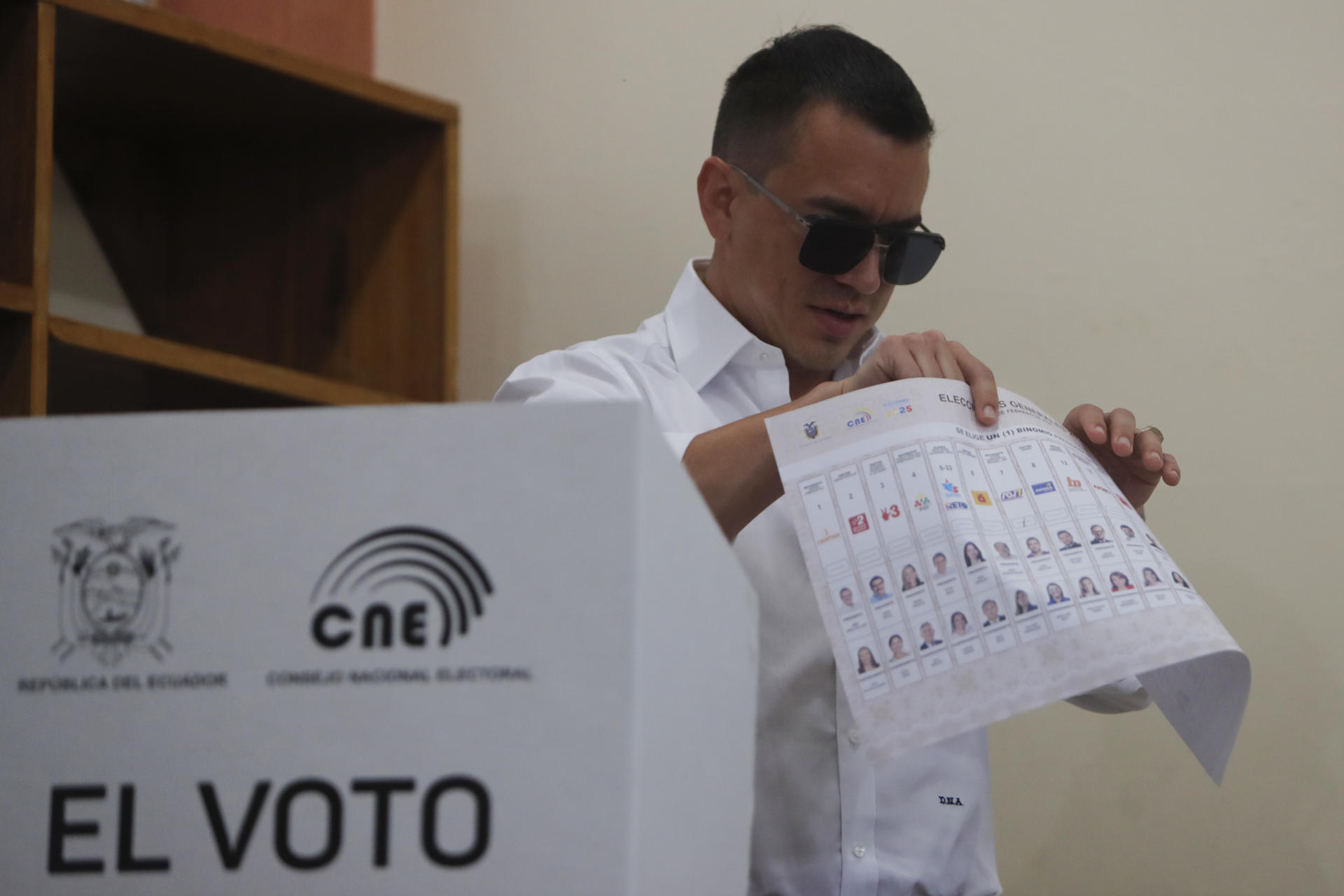 Noboa encabeza las elecciones presidenciales