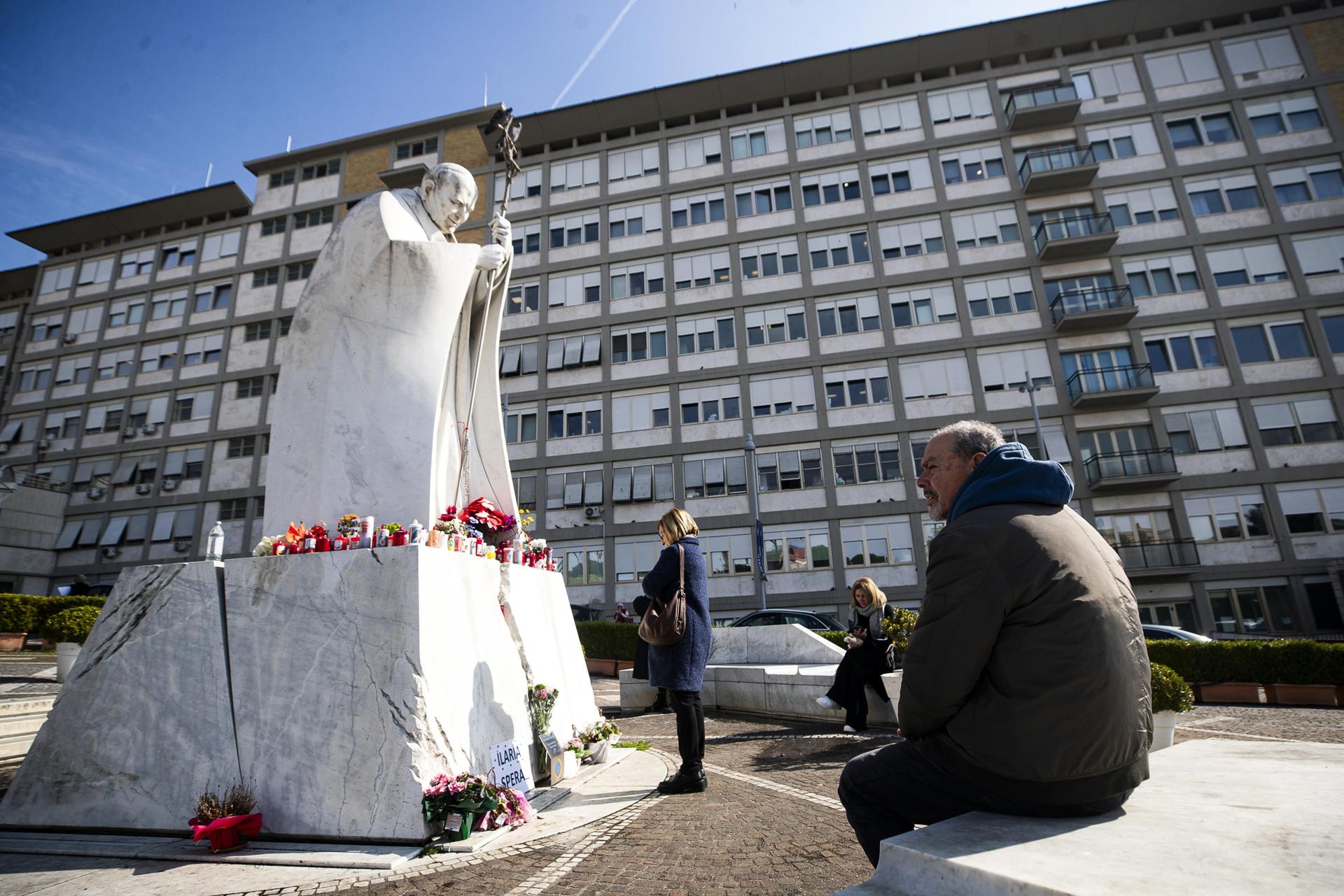 Cardenal Omella tiene "esperanza" en la recuperación del papa Francisco