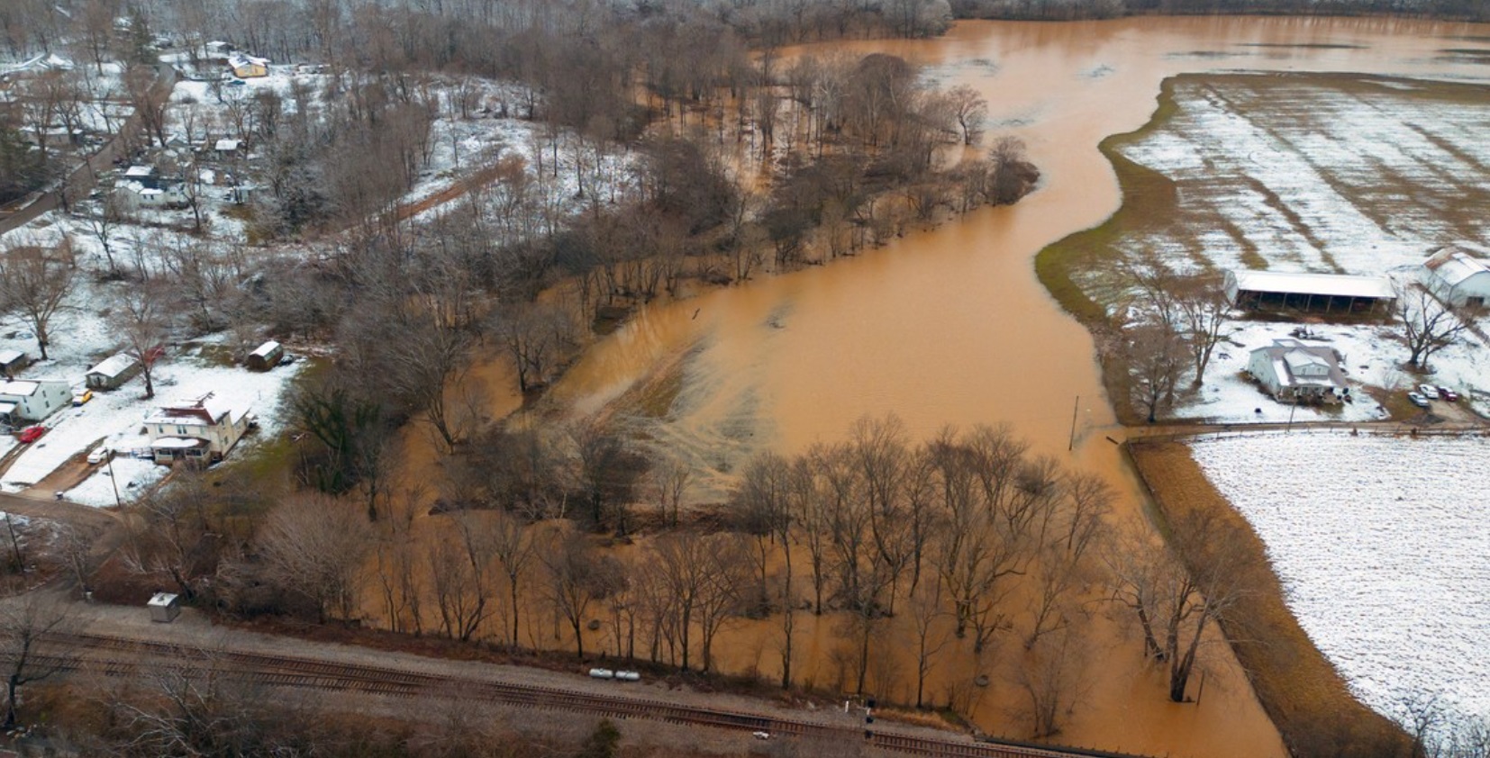 Suben a 11 los muertos en Kentucky, con EE UU en alerta por frío extremo y nieve