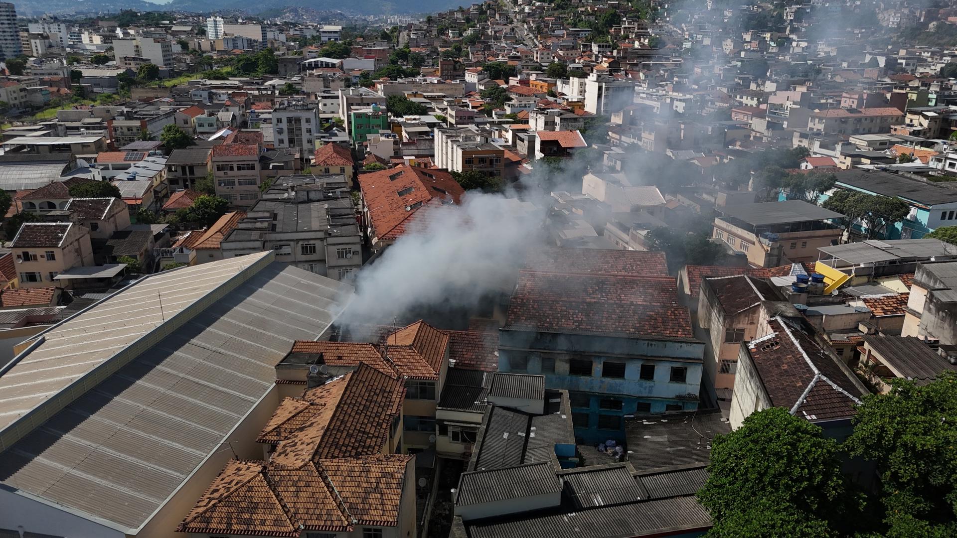 Un incendio destruye el sueño de tres escuelas de samba del carnaval de Río