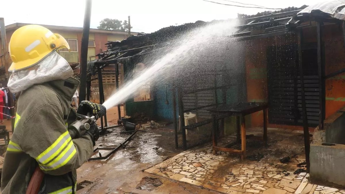 Mueren al menos 17 estudiantes en un incendio en un internado nigeriano