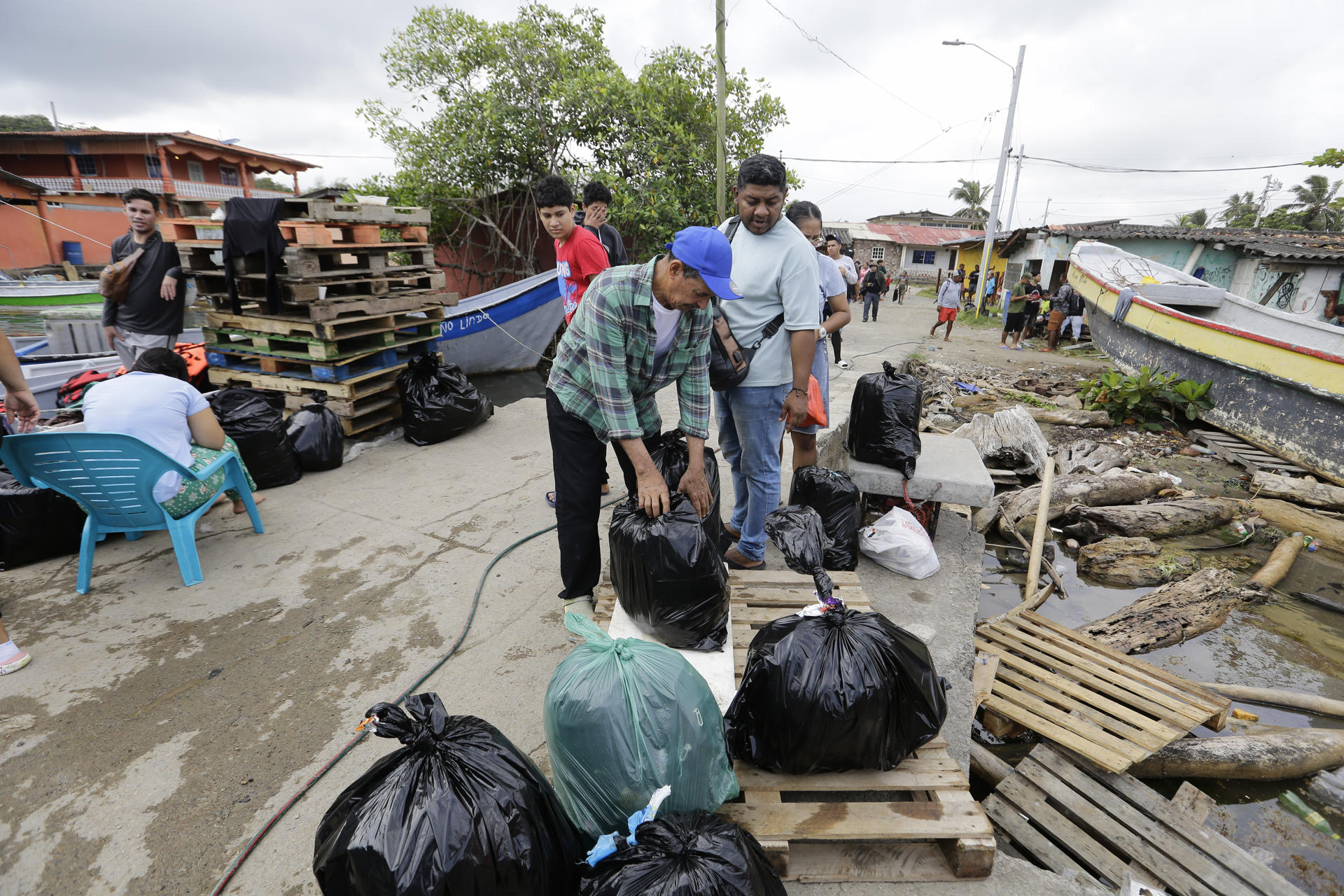 Migrantes buscan en redes sociales nuevas rutas en su viaje de retorno a Suramérica