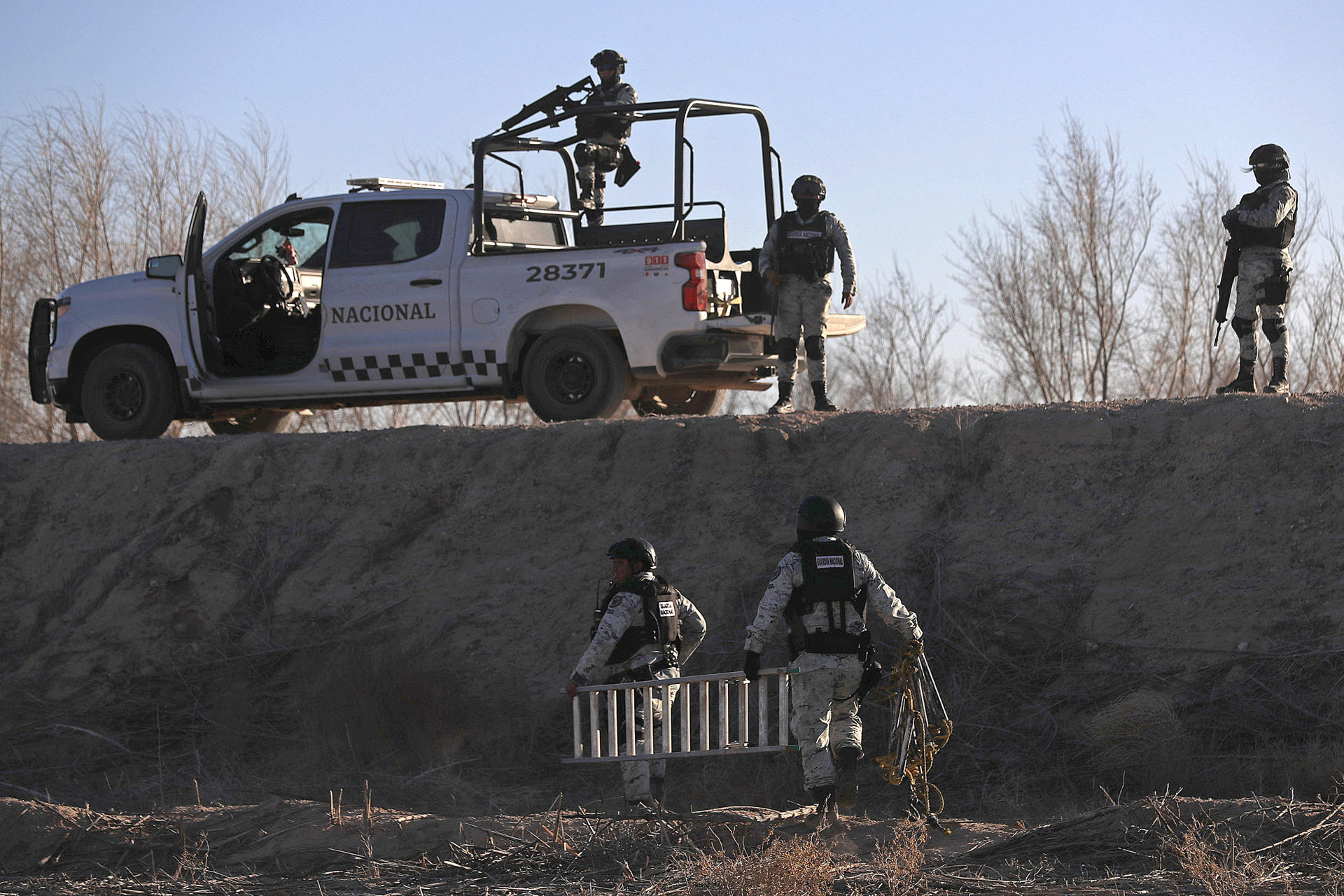 México inicia patrullajes en la frontera con EE UU para frenar el tráfico de fentanilo