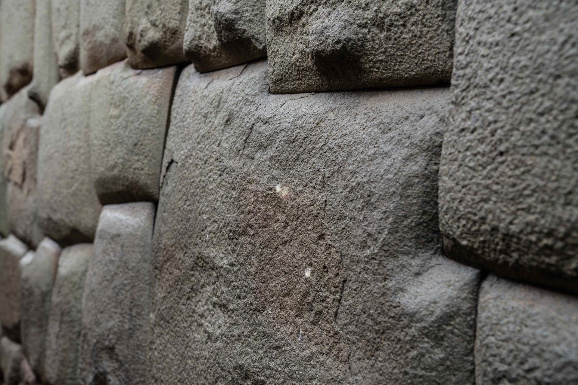 Desconocido daña la piedra de los 12 ángulos en el Cuzco