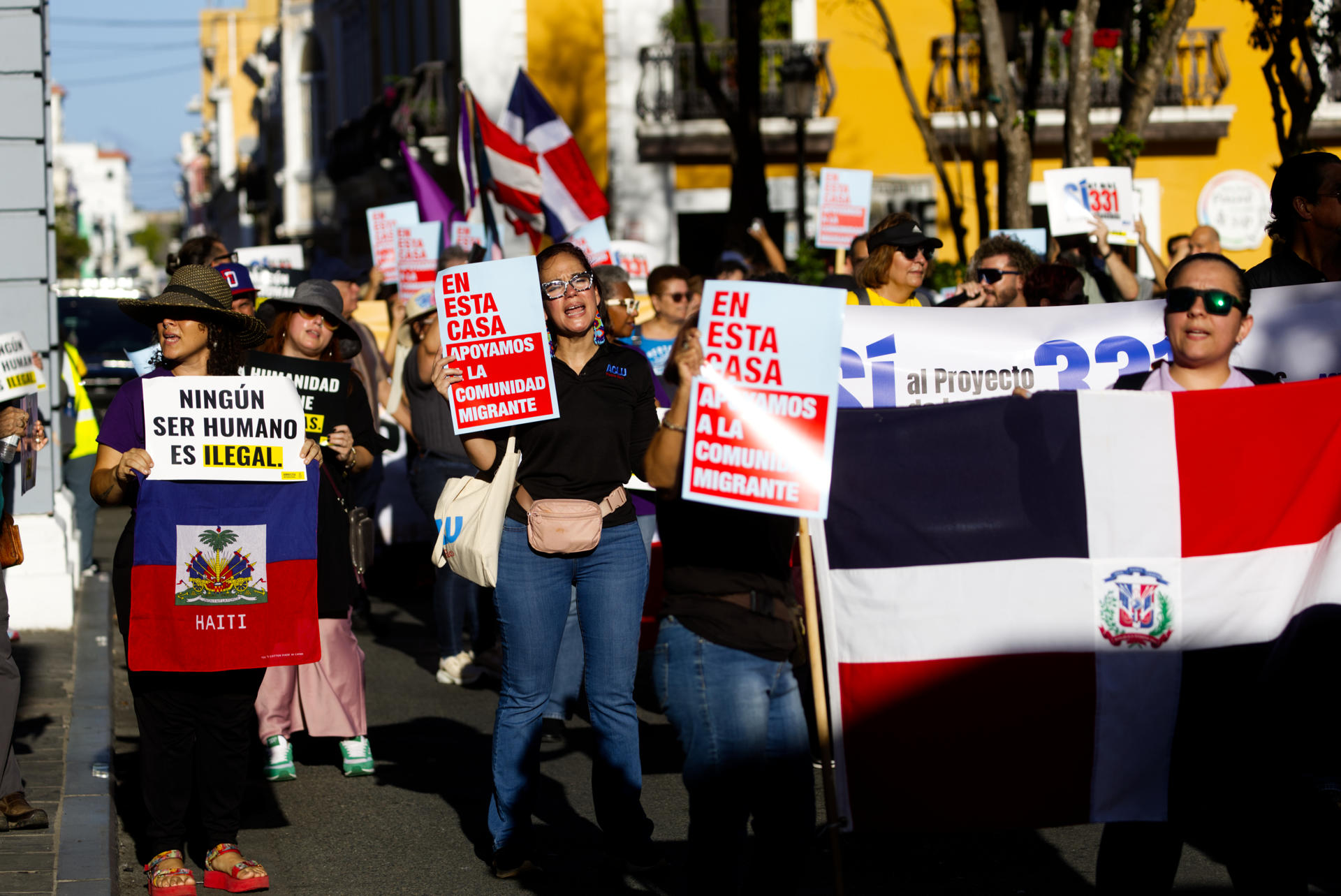 Decenas de personas protestan en Puerto Rico contra la política migratoria de Trump