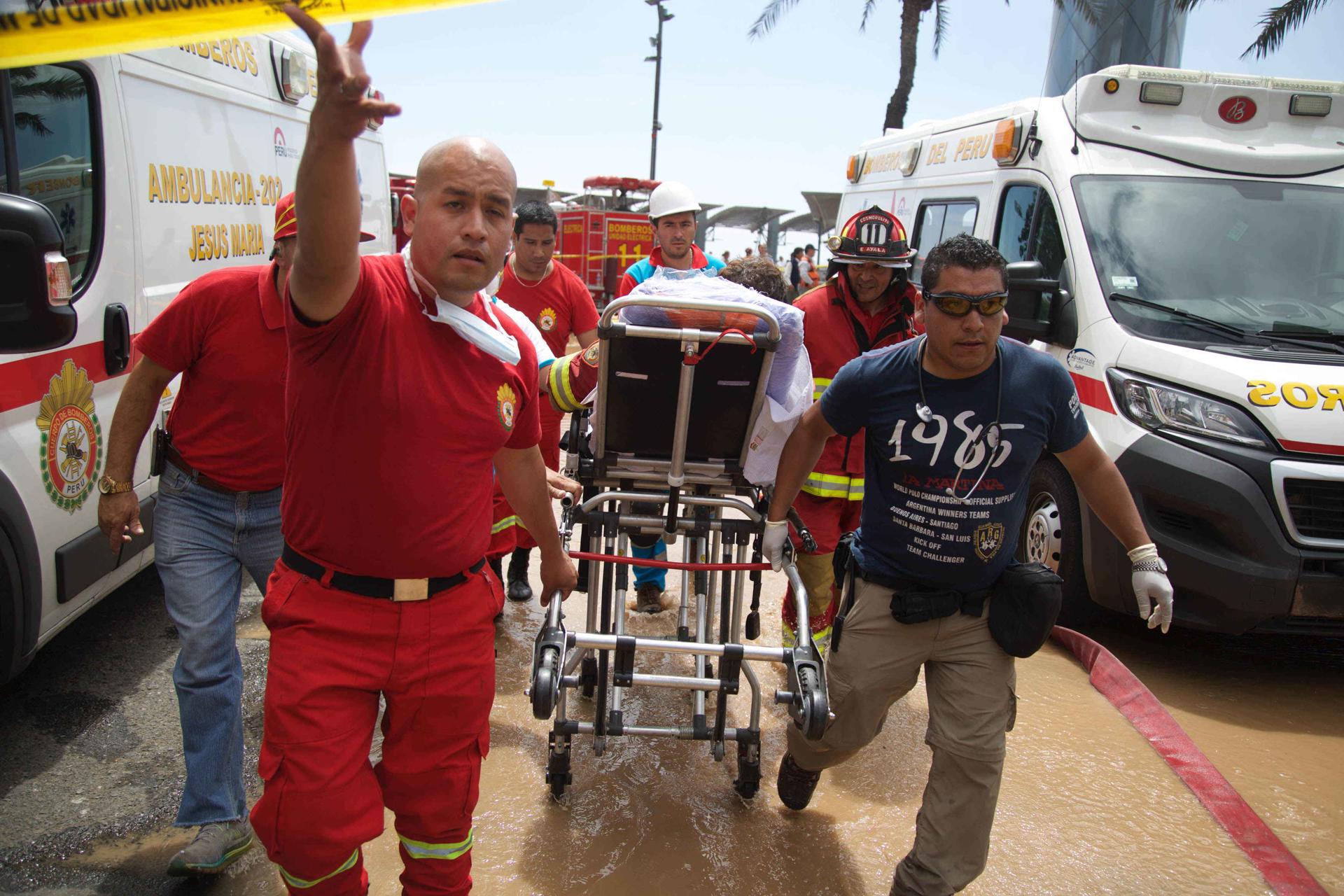 Colapsa el techo de un centro comercial en Perú, deja al menos tres muertos y 70 heridos