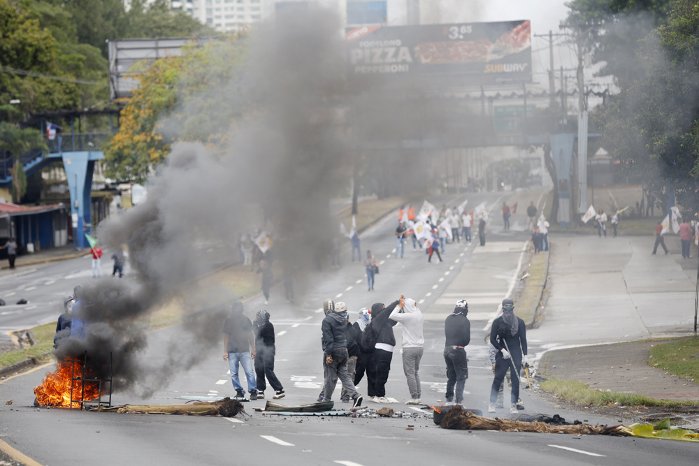 Enfrentamientos y detenciones en manifestaciones en la Transístmica y Colón