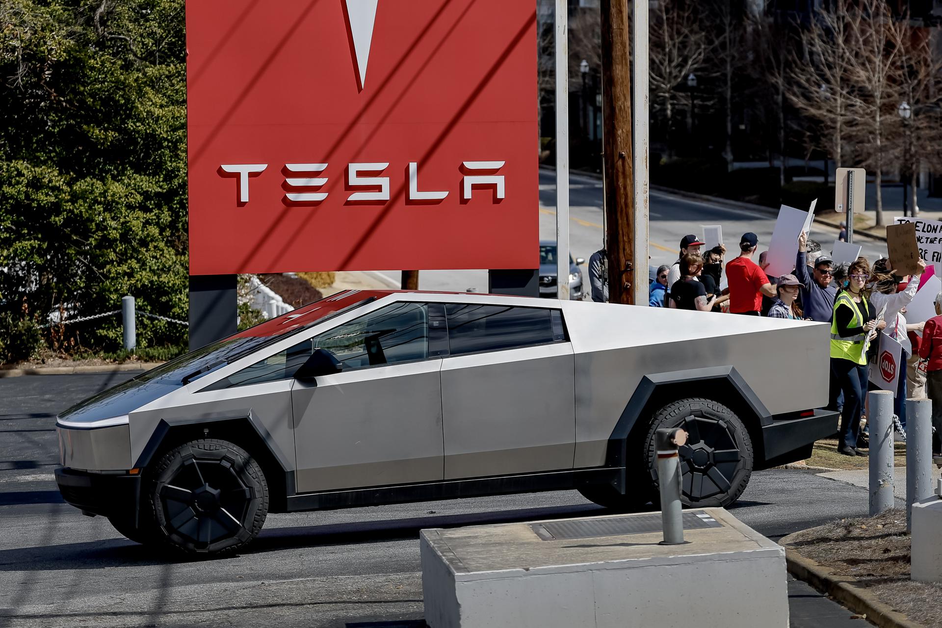 Caen las acciones de Tesla al convertirse la marca en símbolo político