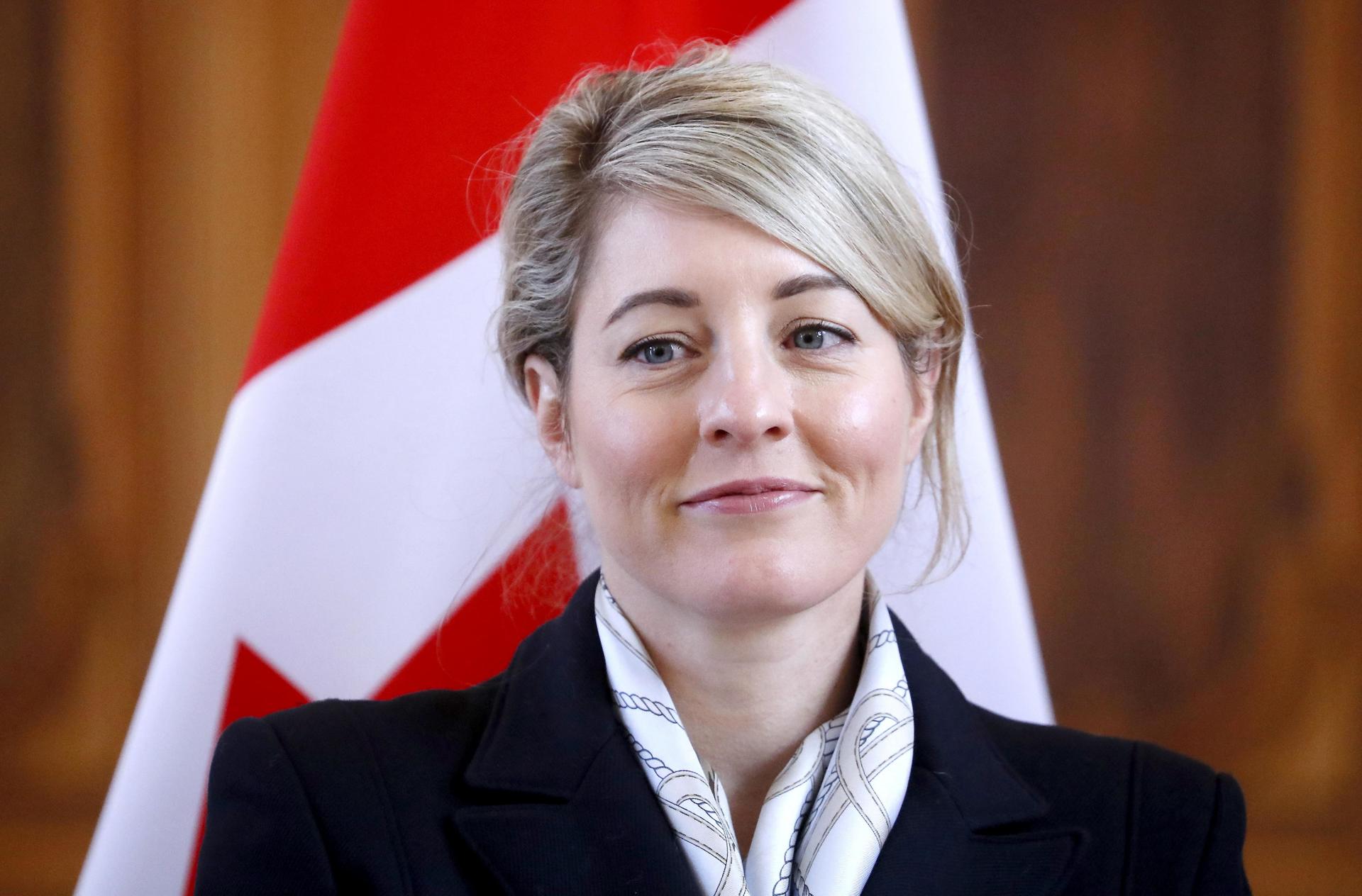 Fotografía de archivo del 2 de diciembre de 2025 de la ministra canadiense de Asuntos Exteriores, Melanie Joly, durante una rueda de prensa en Riga (Letonia). EFE/ EPA/ TOMS KALNINS