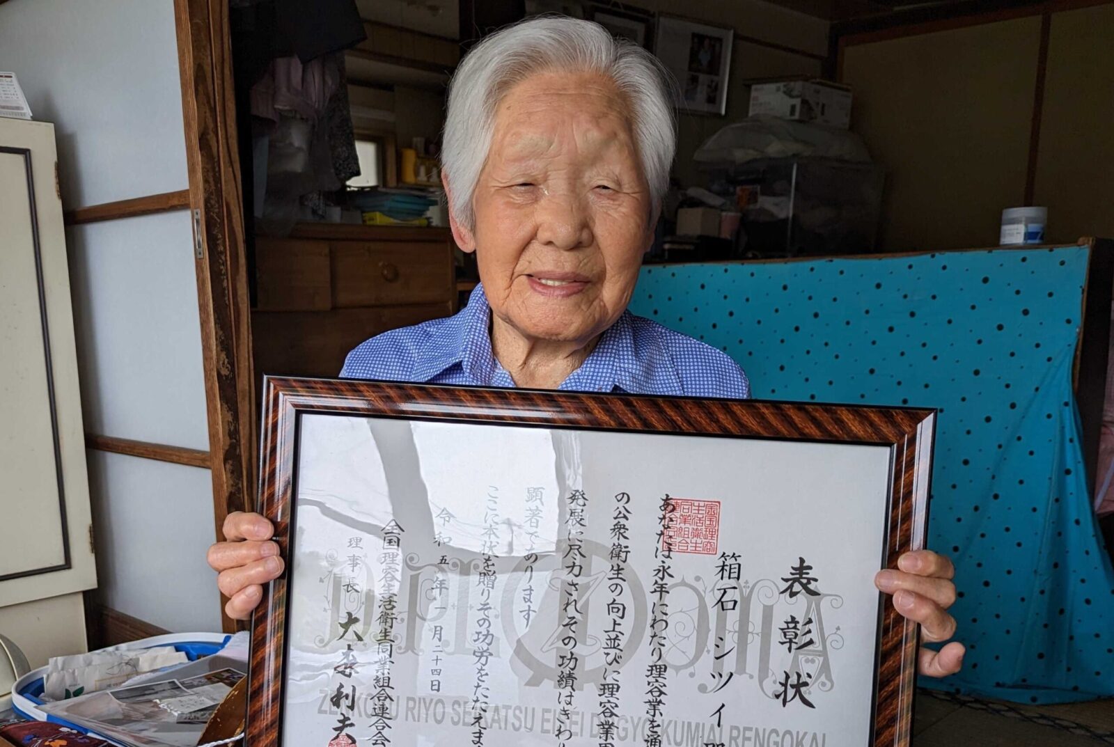 Mujer japonesa de 108 años rompe récord como la barbera más anciana del mundo