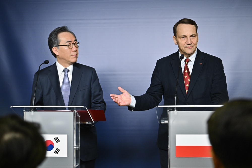 Polonia se convertirá en principal lugar de ensamblaje de armamento surcoreano en Europa. En la foto, el Ministro de Relaciones Exteriores de Polonia, Radoslaw Sikorski (D), y el Ministro de Relaciones Exteriores de Corea del Sur, Czo Te Jeol (I). EFE/EPA/PRZEMYSLAW PIATKOWSKI POLONIA FUERA.