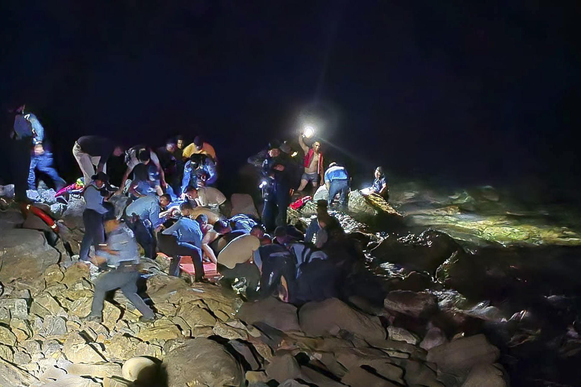 Cae al mar un avión en Honduras con 17 pasajeros, luego de incendiarse