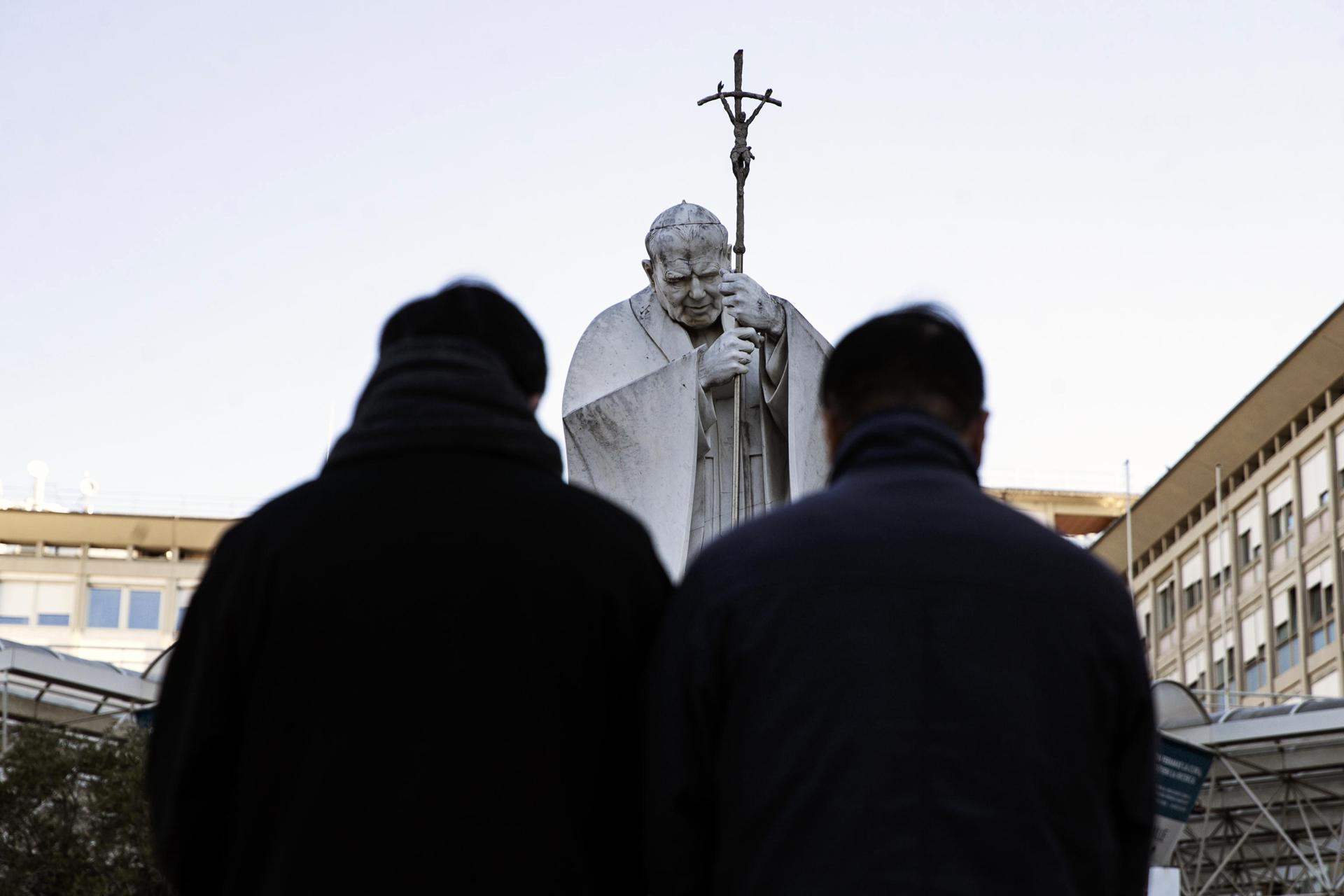 El Papa empieza con la fisioterapia motora sin presentar nuevas crisis respiratorias