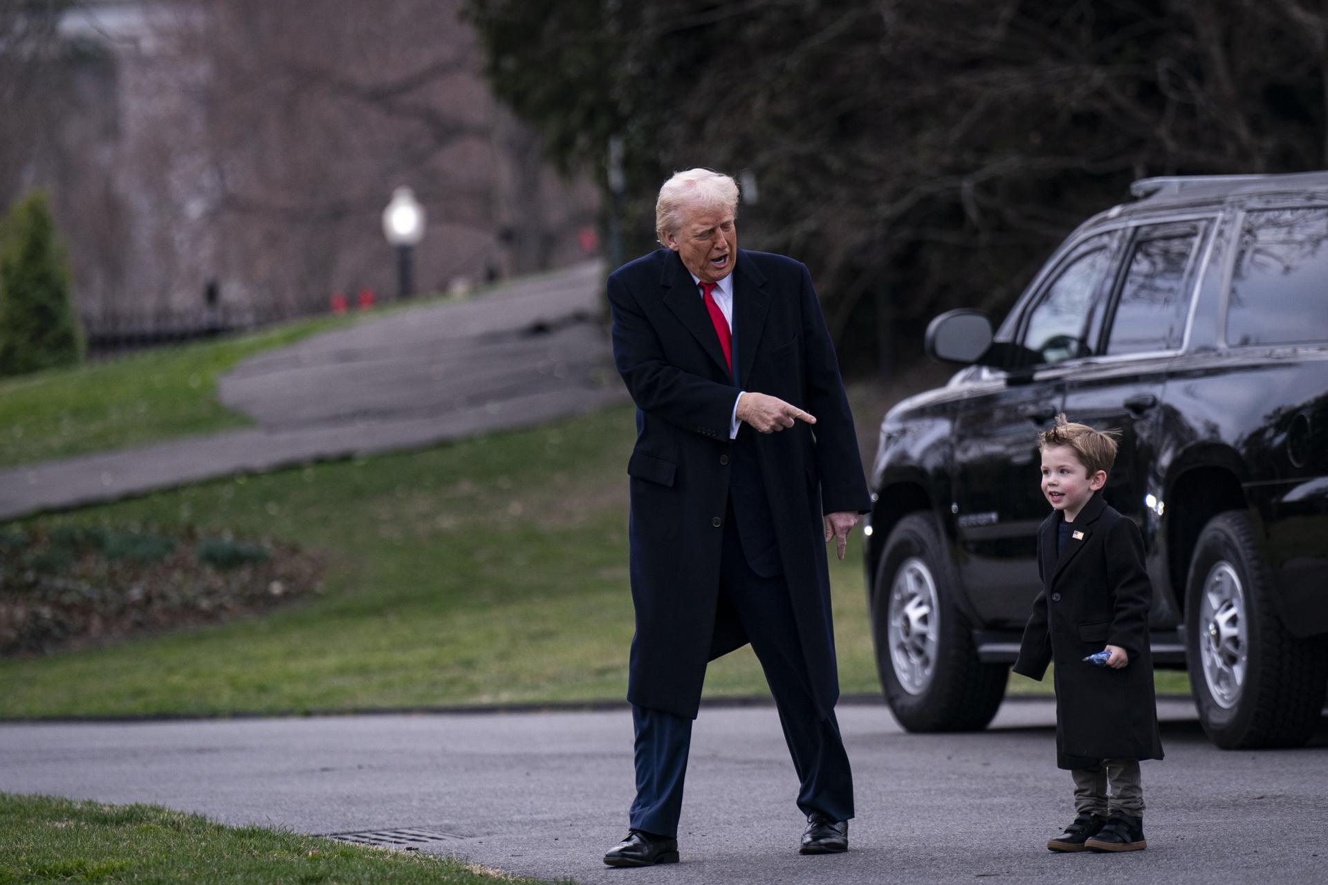 Trump pide a los indocumentados que se "autodeporten" antes de ser arrestados