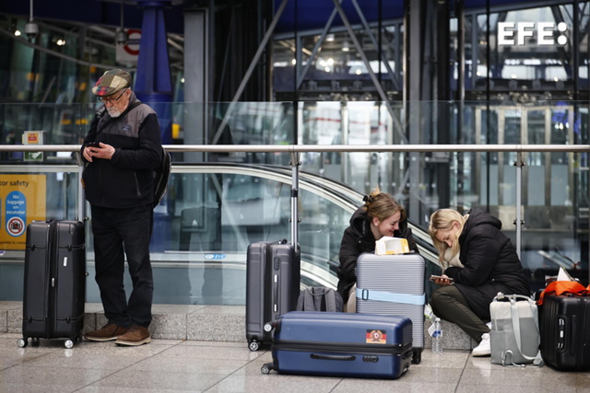 Heathrow reanuda vuelos tras incendio y espera operar a pleno rendimiento este sábado