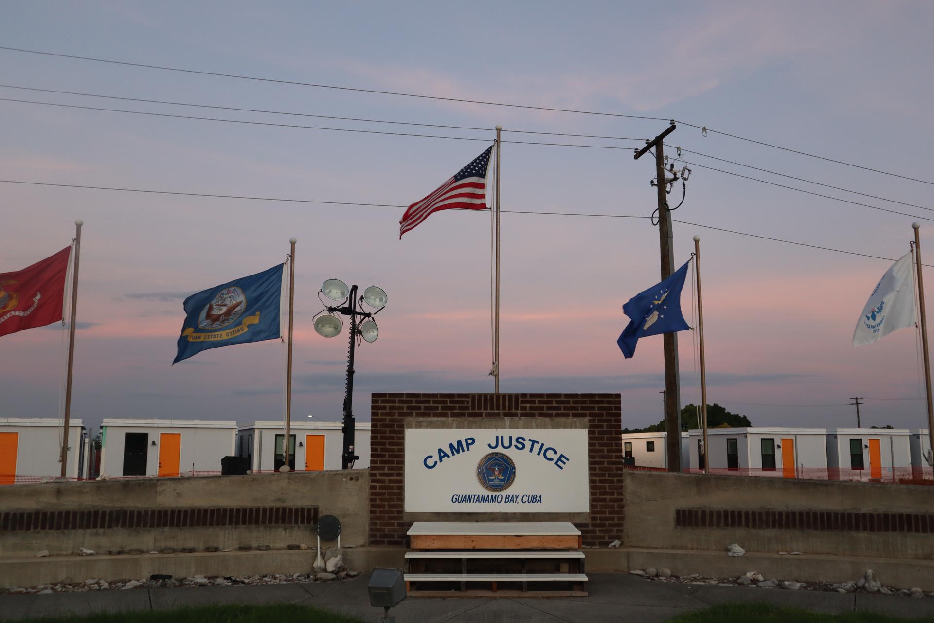 Migrantes presentan demanda para frenar traslado a Guantánamo