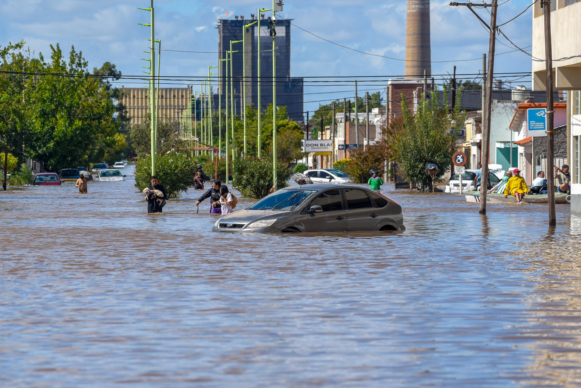 Suman 16 los muertos por las inundaciones en Argentina