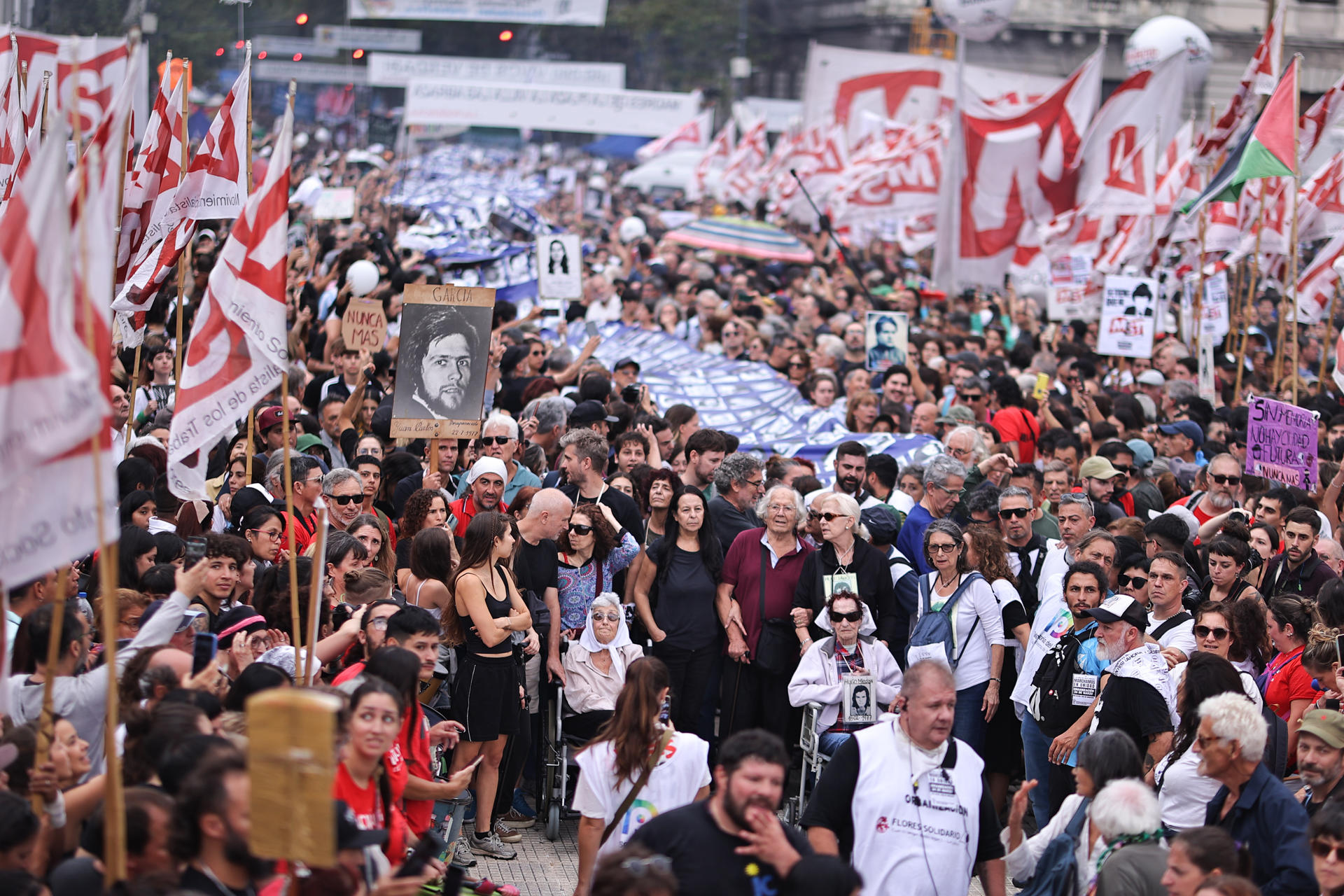 Miles de argentinos salen a la calle en defensa de la memoria histórica cuestionada por Milei