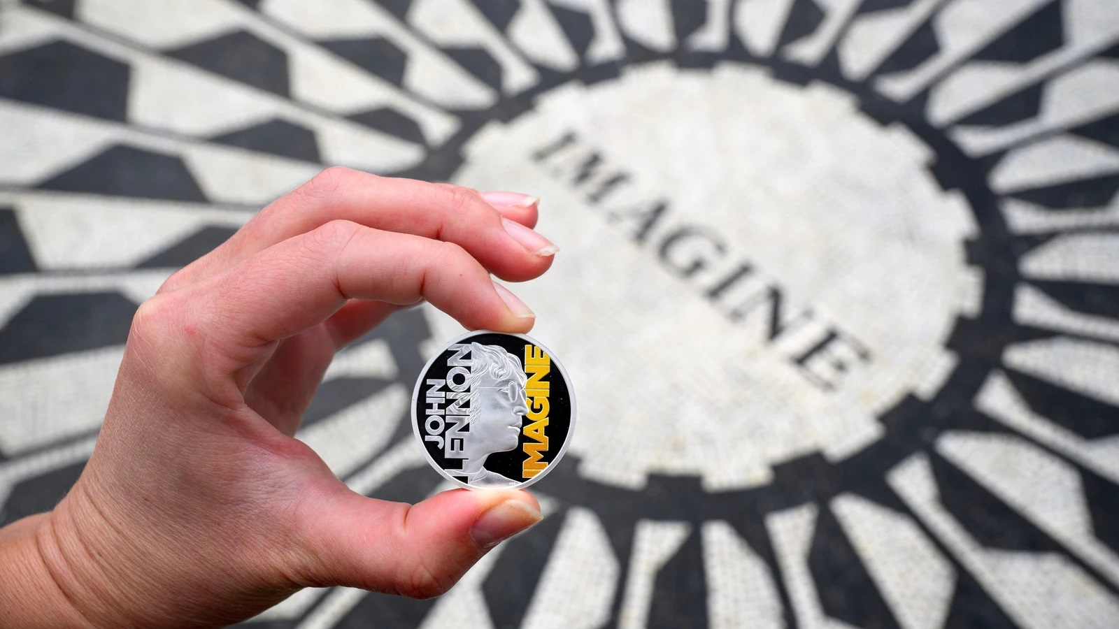 Acuñan monedas conmemorativas de John Lennon en Reino Unido