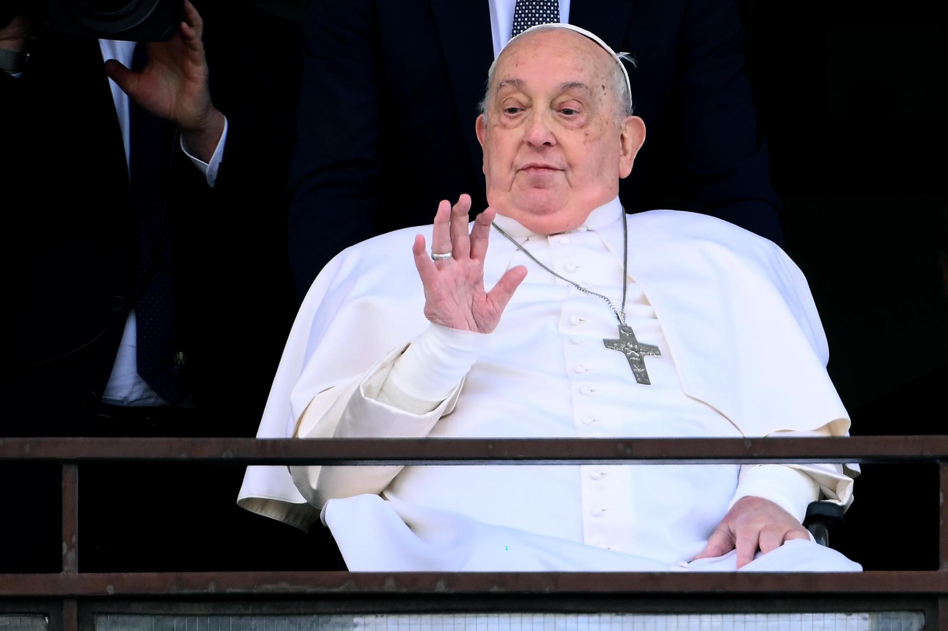 El Papa, "entristecido" por  bombardeos en Gaza, pide "cese inmediato de las armas"