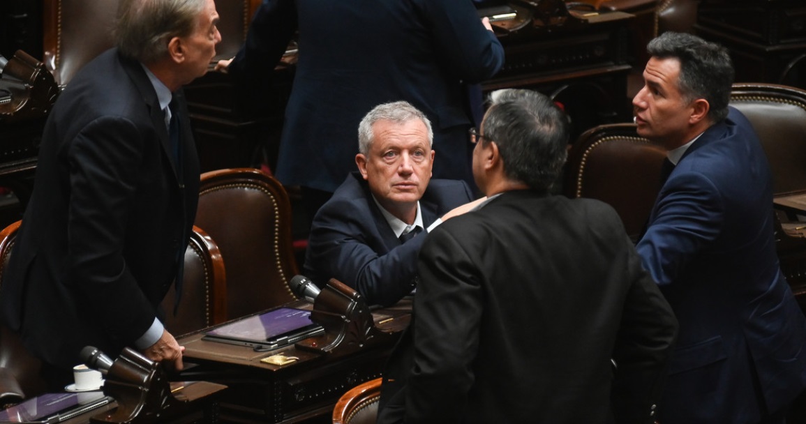 Monumental bronca en el parlamento argentino con empujones, golpes, gritos e insultos entre los diputados