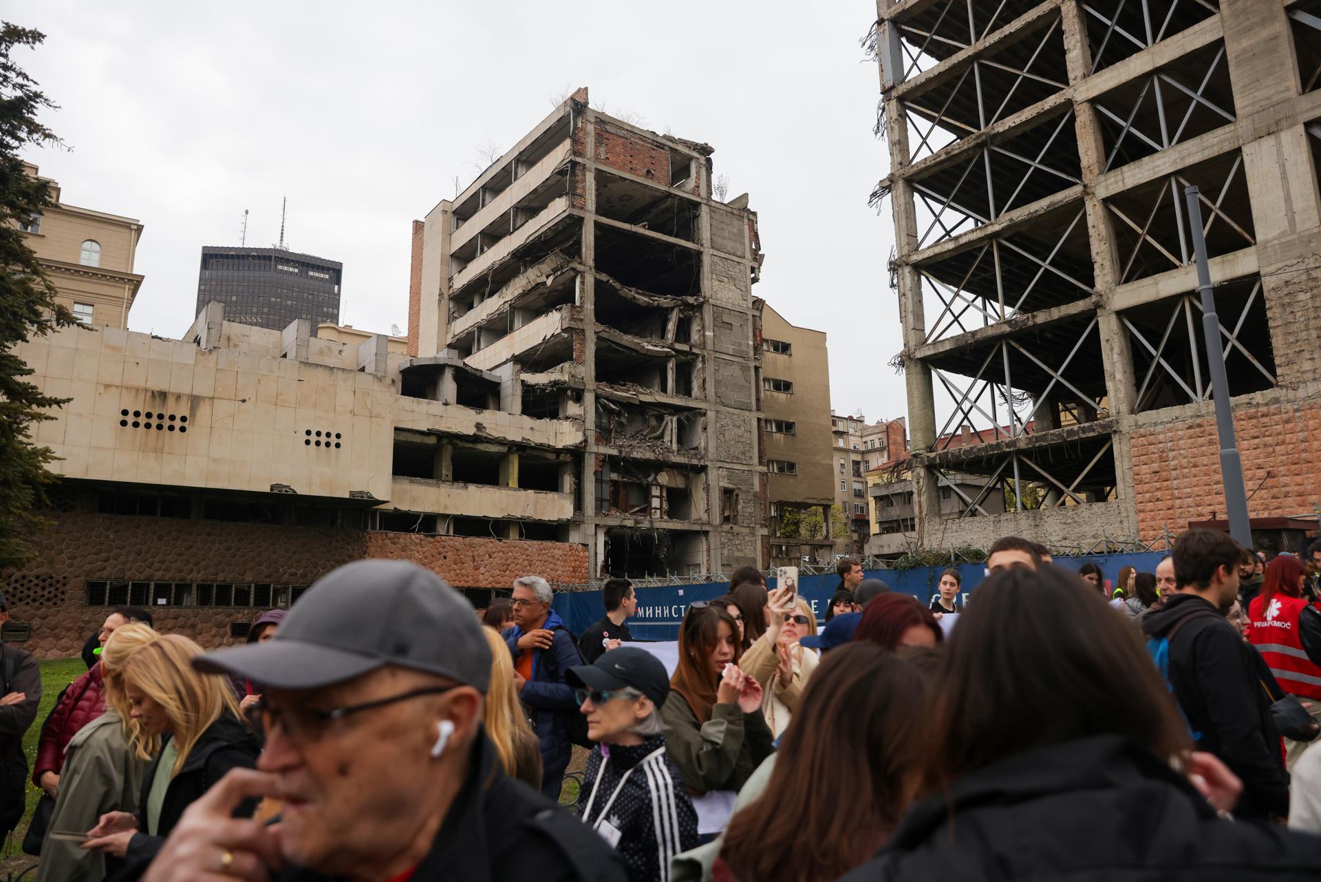 Protesta por la apertura de un hotel Trump en edificio destruido por la OTAN en Belgrado