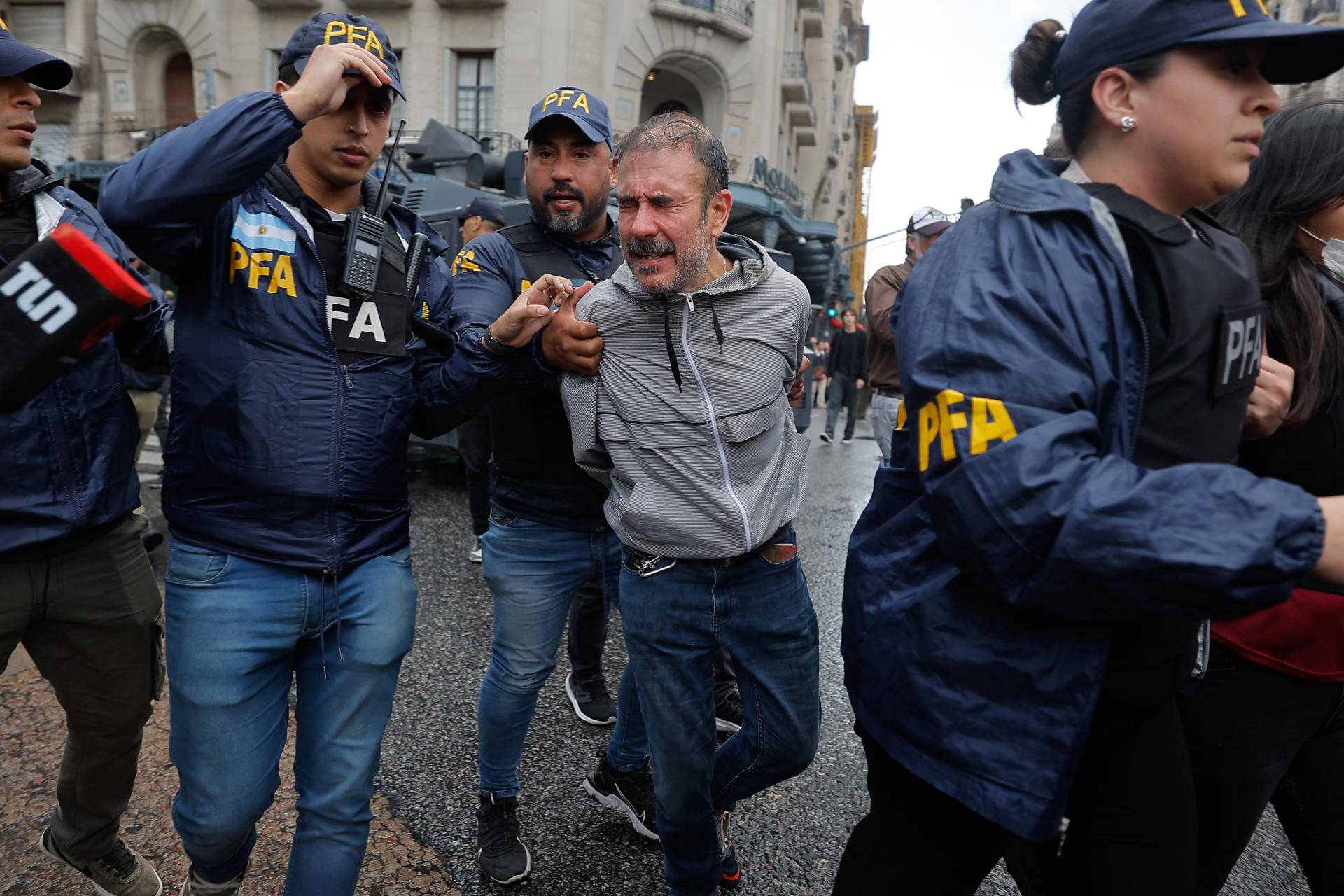 Policía argentina reprime protesta de jubilados frente al Congreso en Buenos Aires