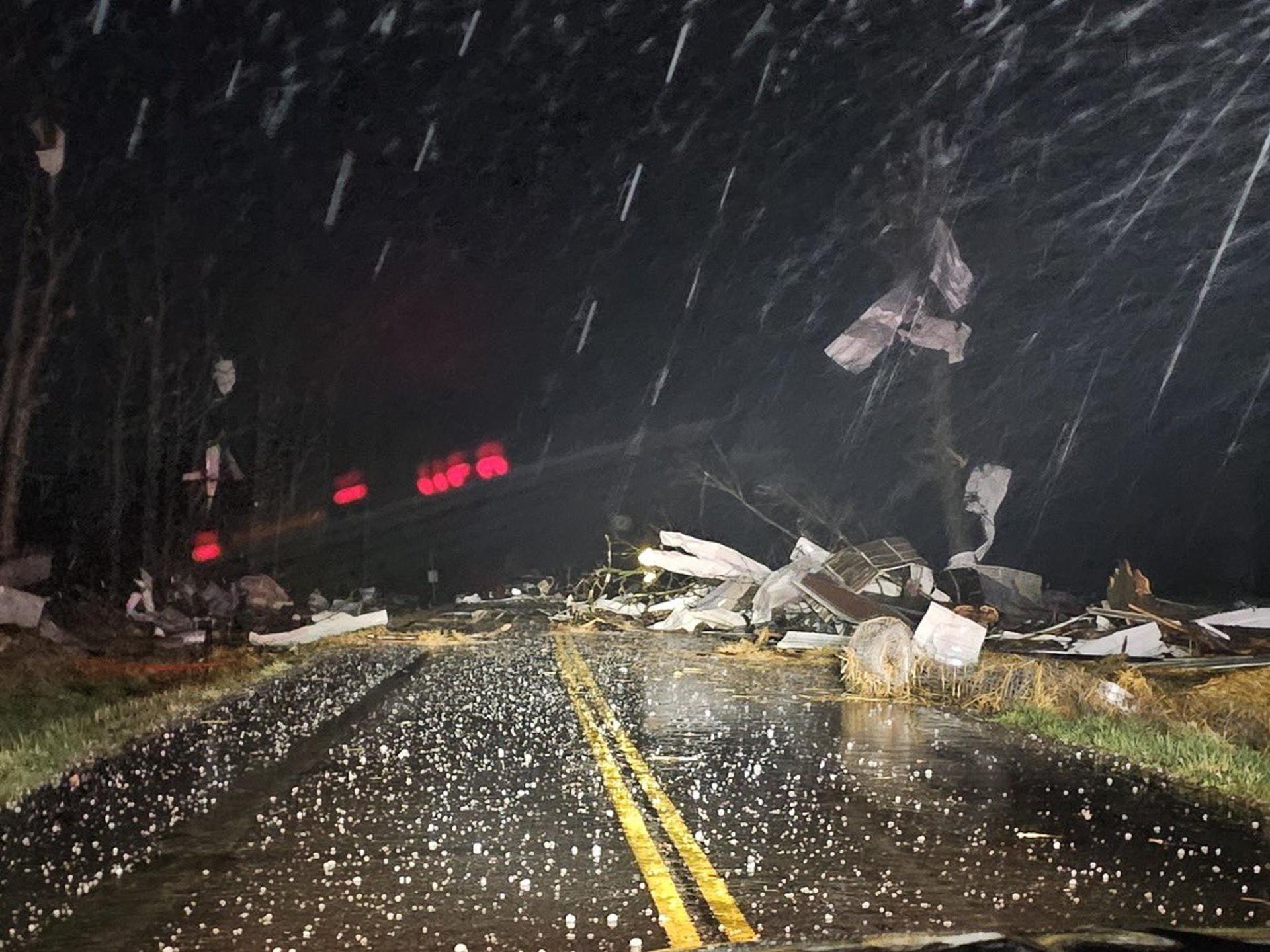 Tornados y fuertes tormentas dejan 42 muertos en EE UU