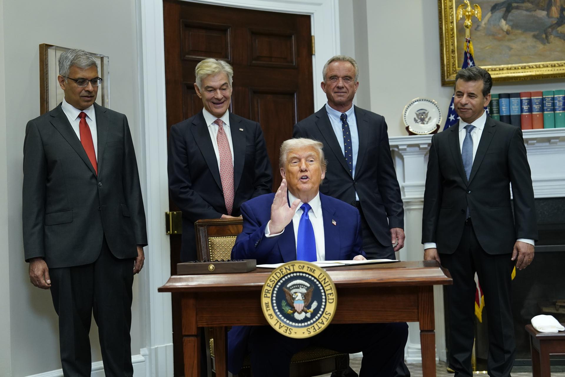 Trump se muestra abierto a la posibilidad de aliviar sanciones a Siria