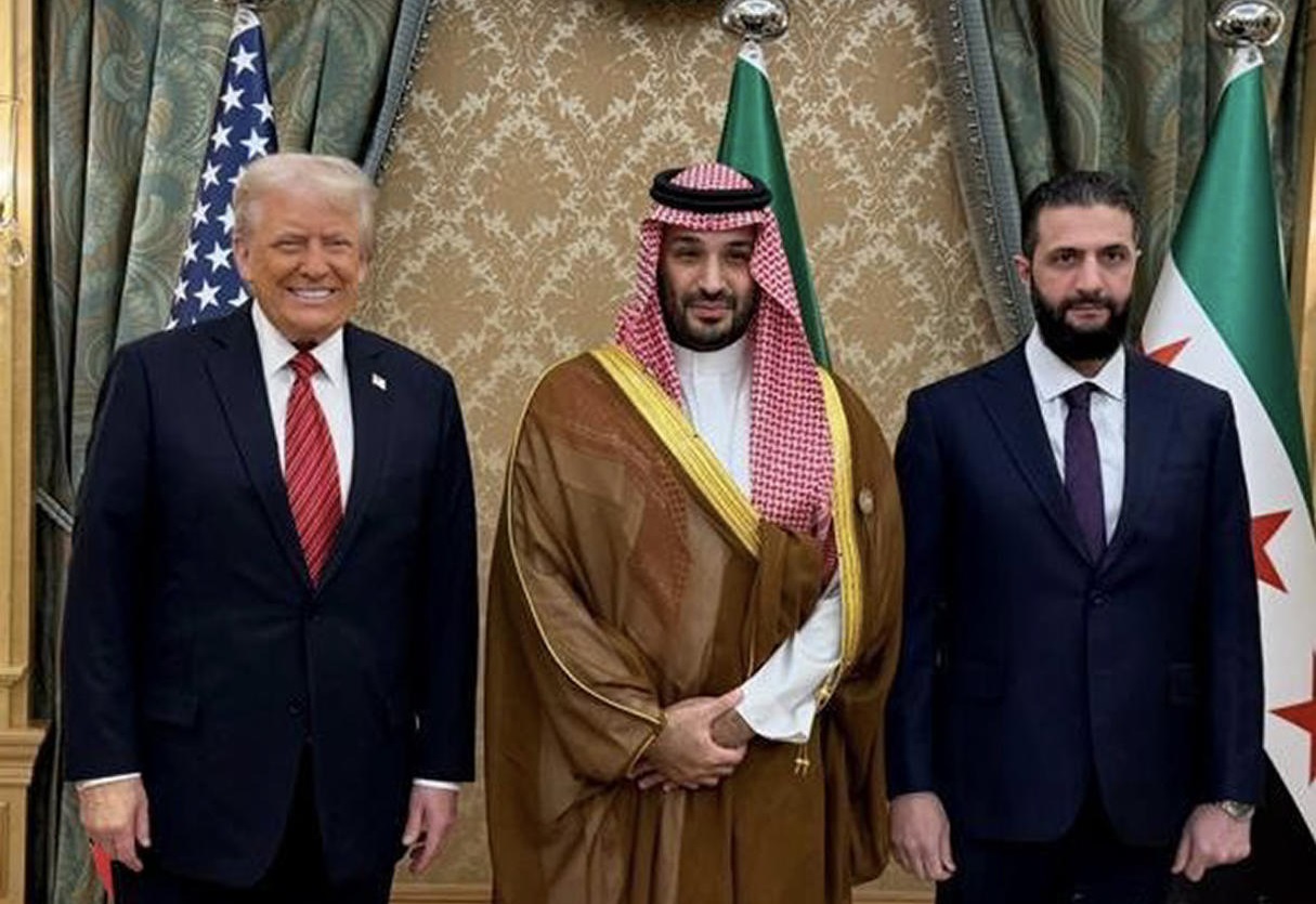 Trump se reúne con el nuevo líder sirio en Riad