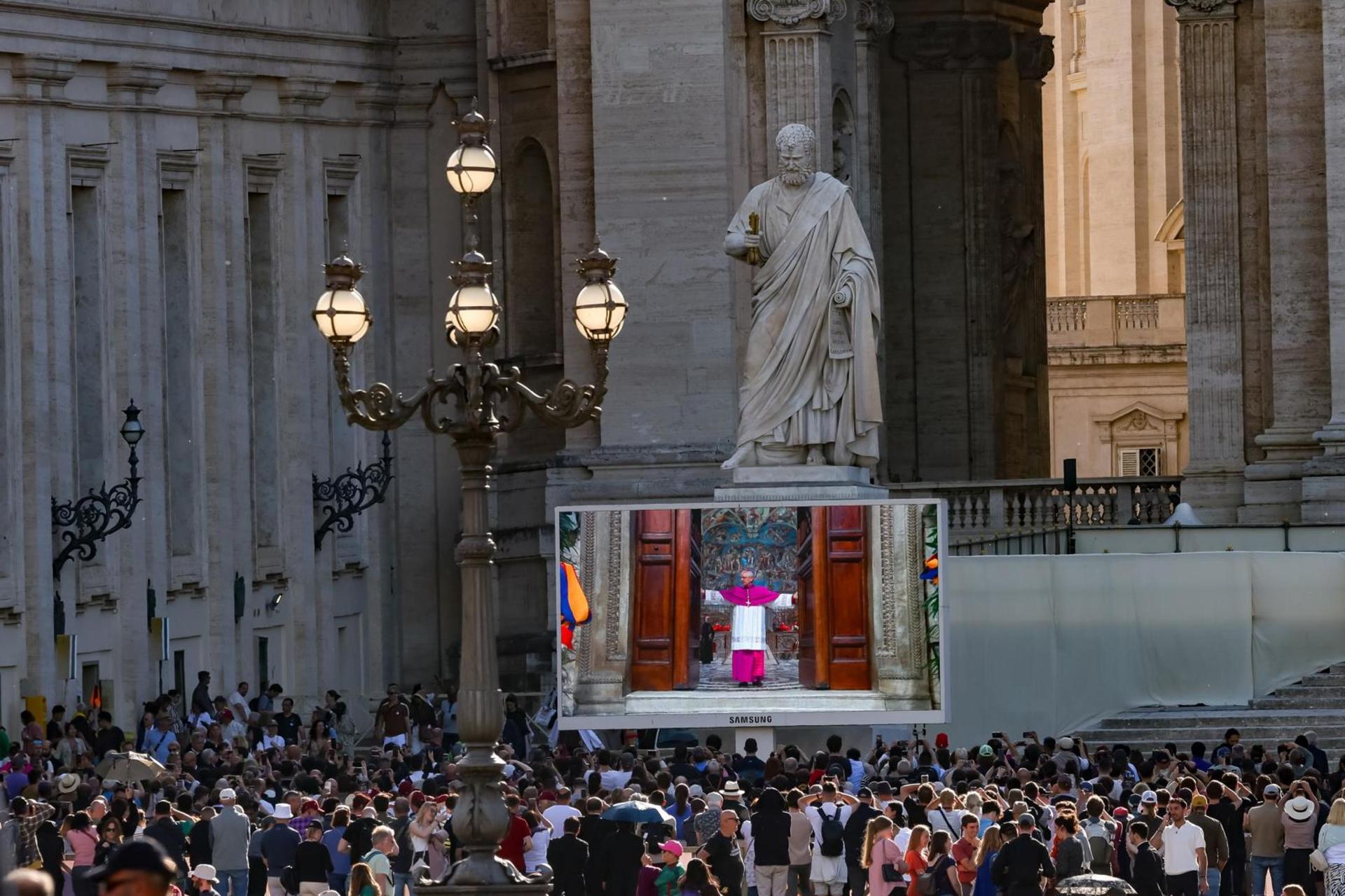 Las medidas de seguridad en la Ciudad del Vaticano han incluido el "blindaje" de la red móvil y datos en todo el Estado de la Ciudad, para evitar que los cardenales electores entren en contacto con el mundo exterior y, por lo tanto, asegurar que no haya influencia en la votación.