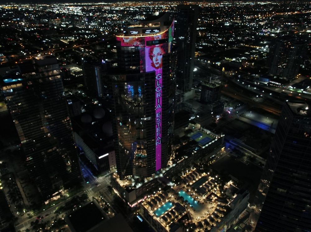 Iluminan rascacielos de Miami con imagen de Gloria Stefan por 50 años de trayectoria musical