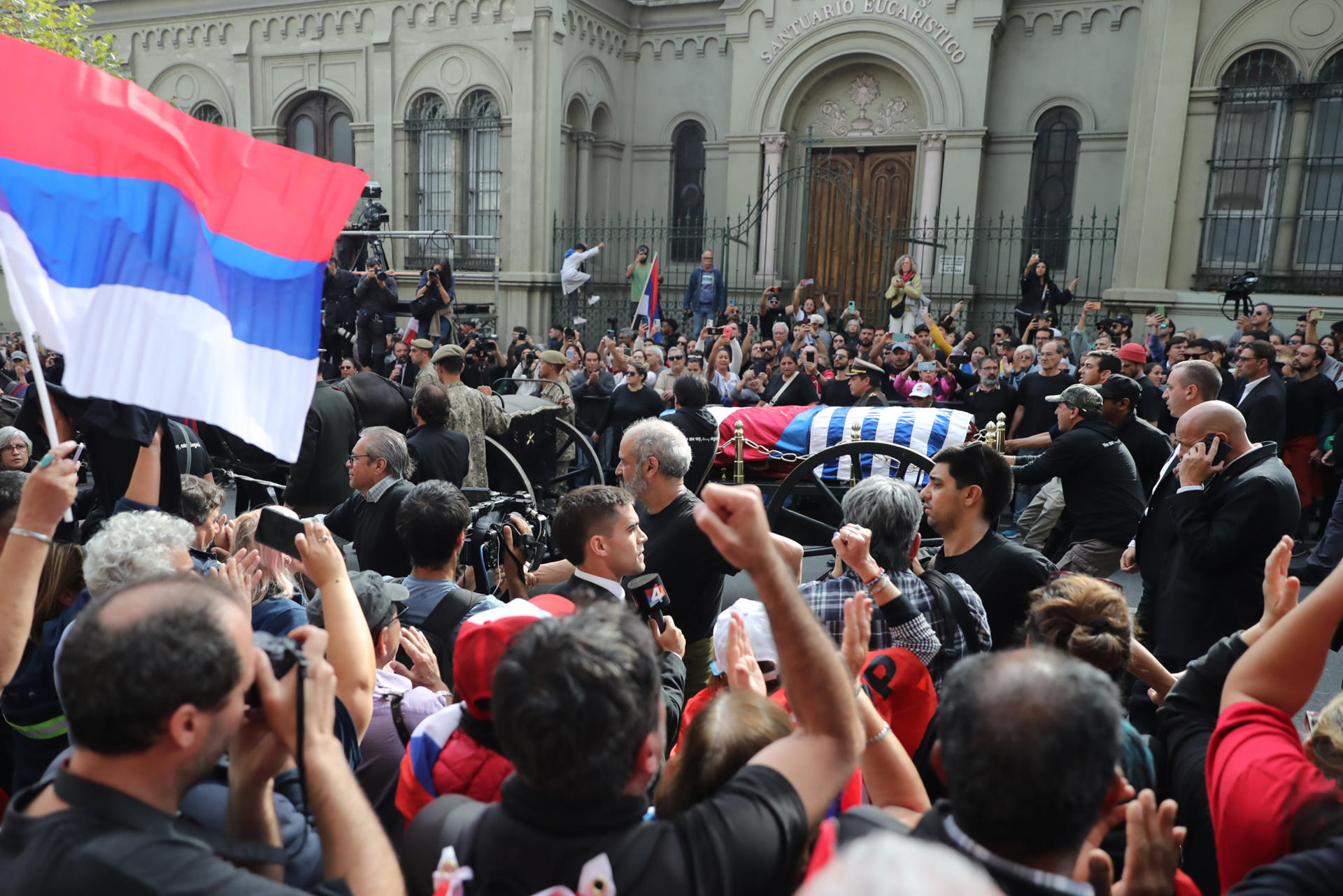 Una multitud de uruguayos despide a Mujica en las calles de Montevideo