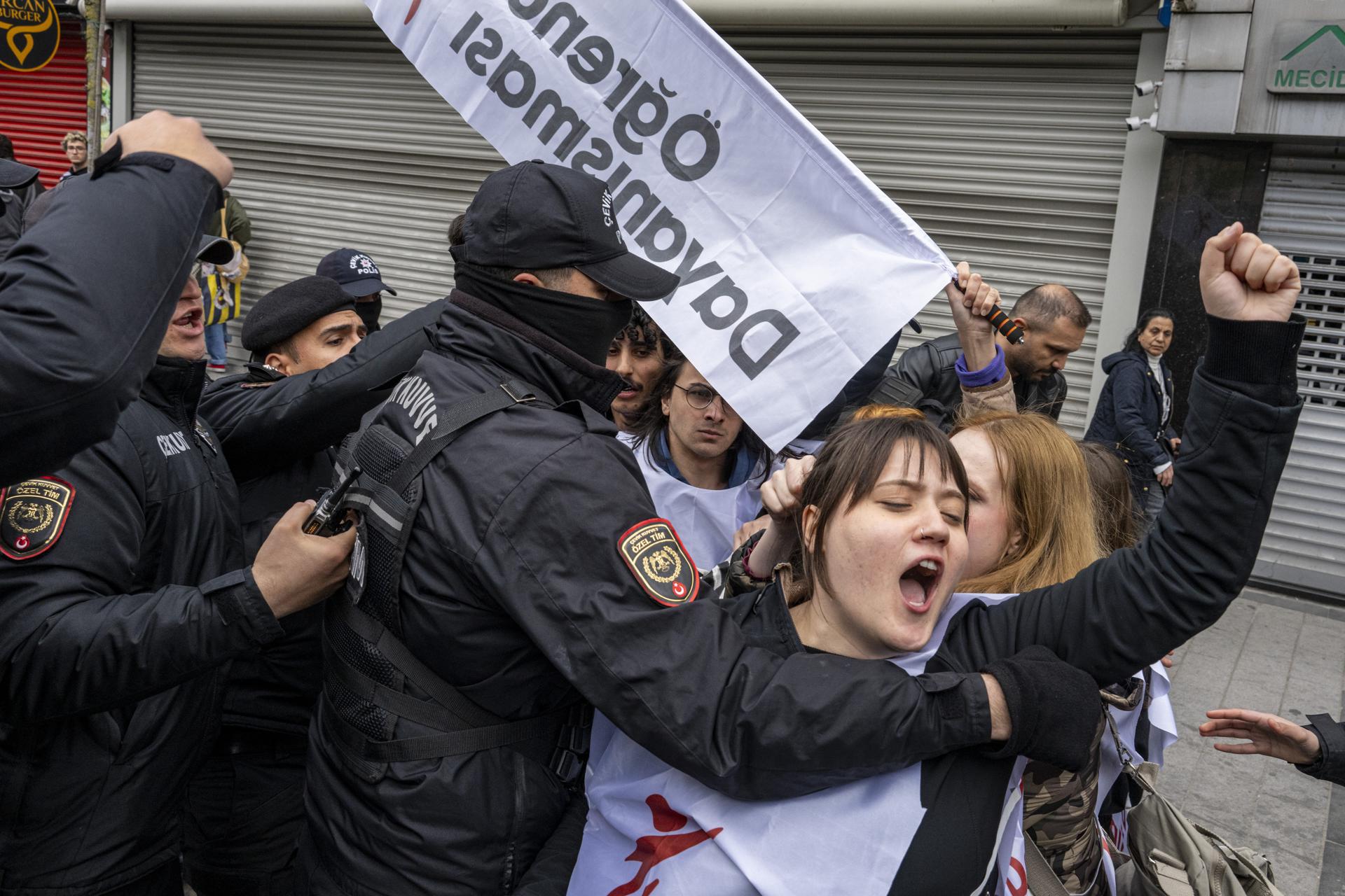 Policía arresta a 300 manifestantes que trataron de marchar el 1 de Mayo en Estambul