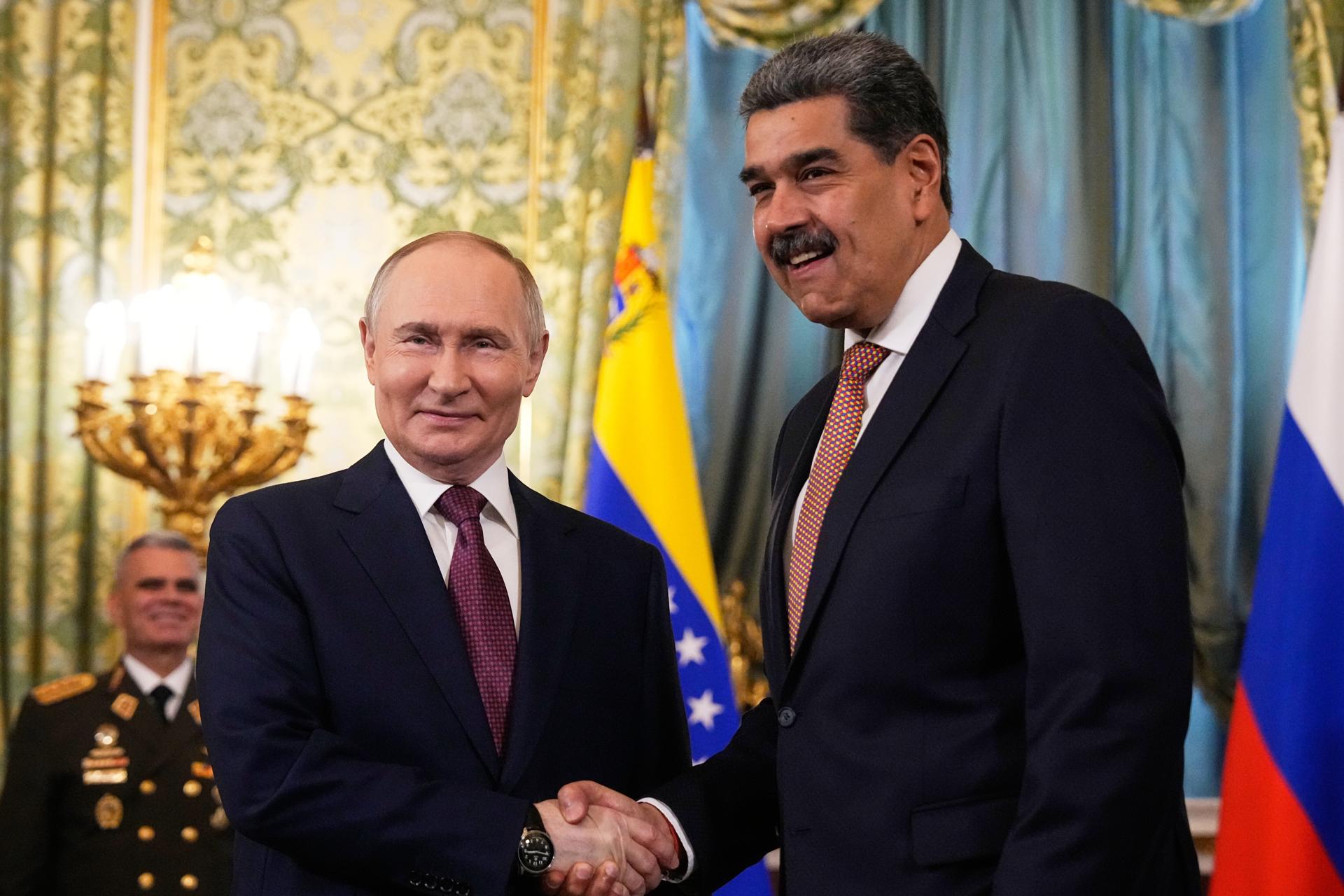 Putin y Maduro celebran en el Kremlin 80 años de Victoria y de relaciones diplomáticas