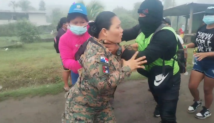 Manifestantes liberan a unidad femenina de SENAFRONT que habían privado de libertad