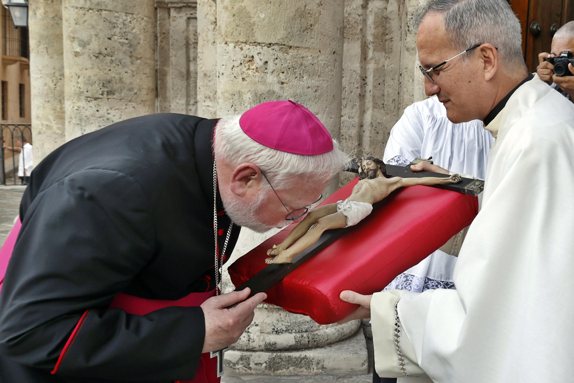 El canciller del Vaticano aboga por una iglesia "unida" durante su visita a Cuba