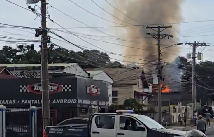 Adulto mayor logra escapar de las llamas en incendio que consumió una residencia en Río Abajo