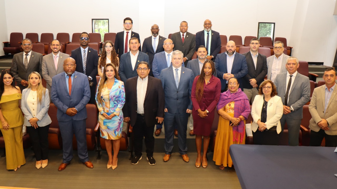 PARLATINO aborda en Panamá, efectos de la exposición digital en jóvenes