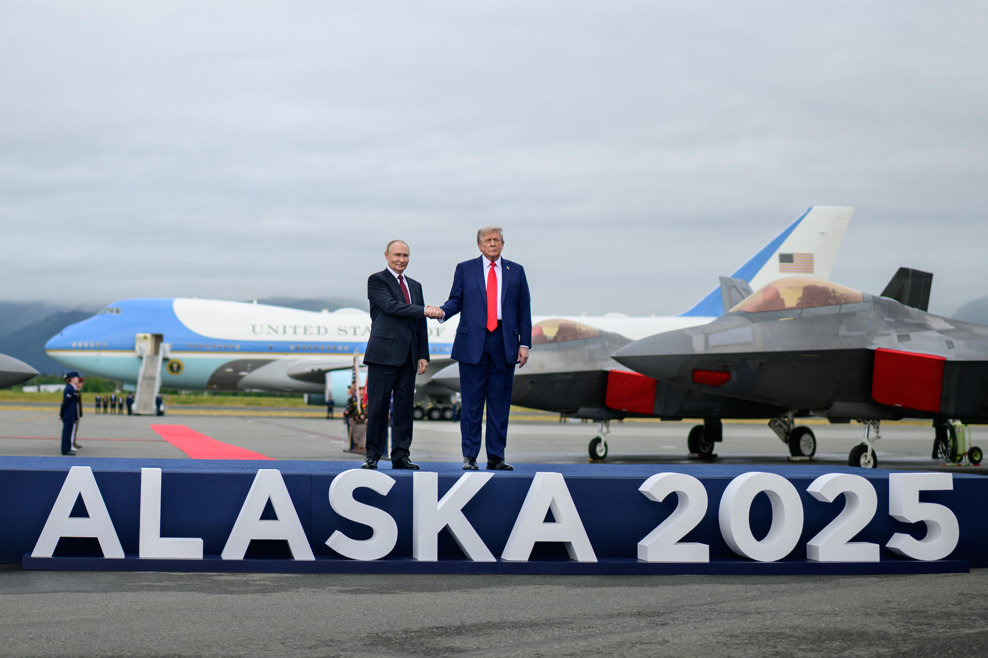 Trump y Putin aterrizan en Alaska y se saludan con enérgico apretón de manos