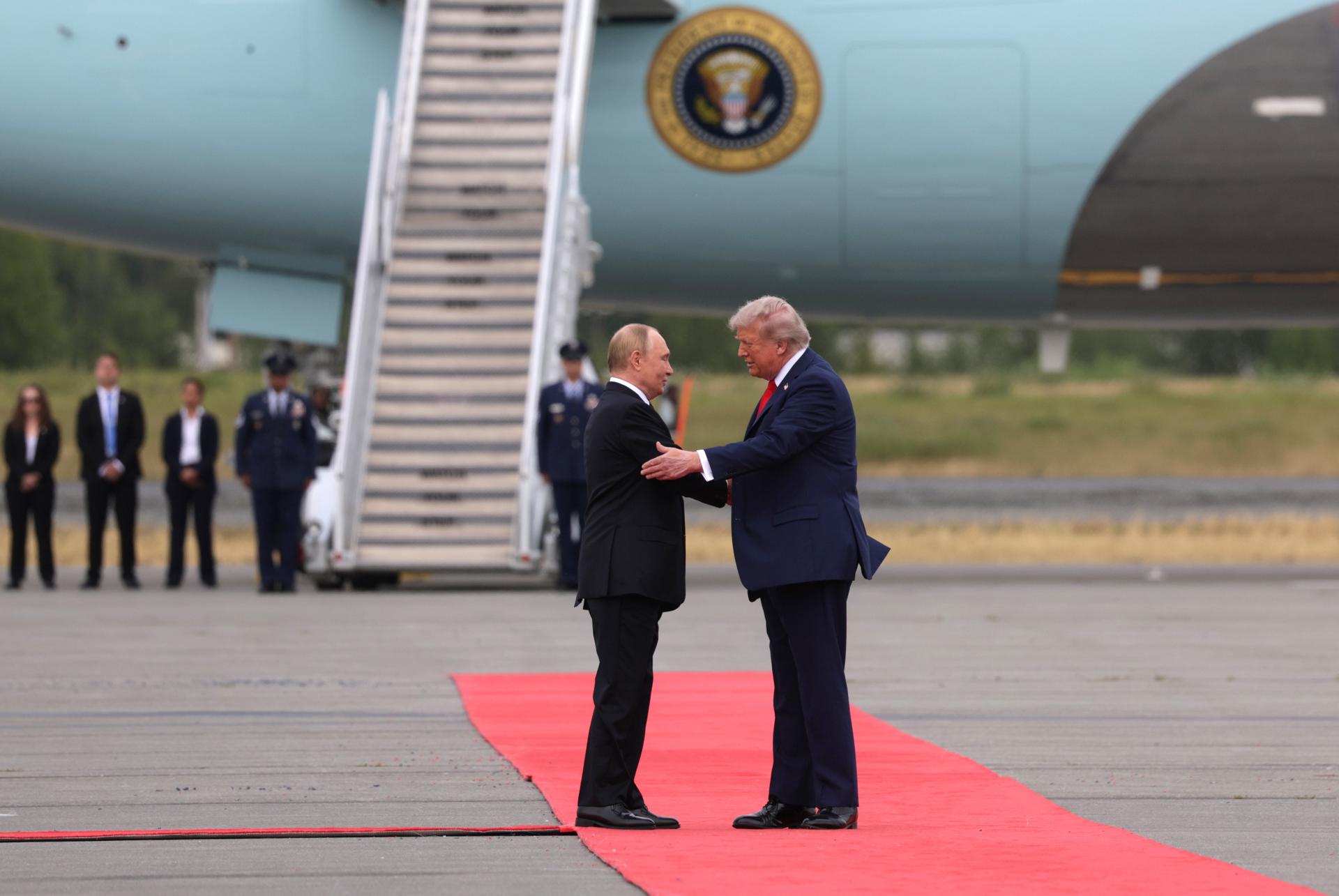 Trump y Putin comienzan reunión a puerta cerrada acompañados de sus delegaciones