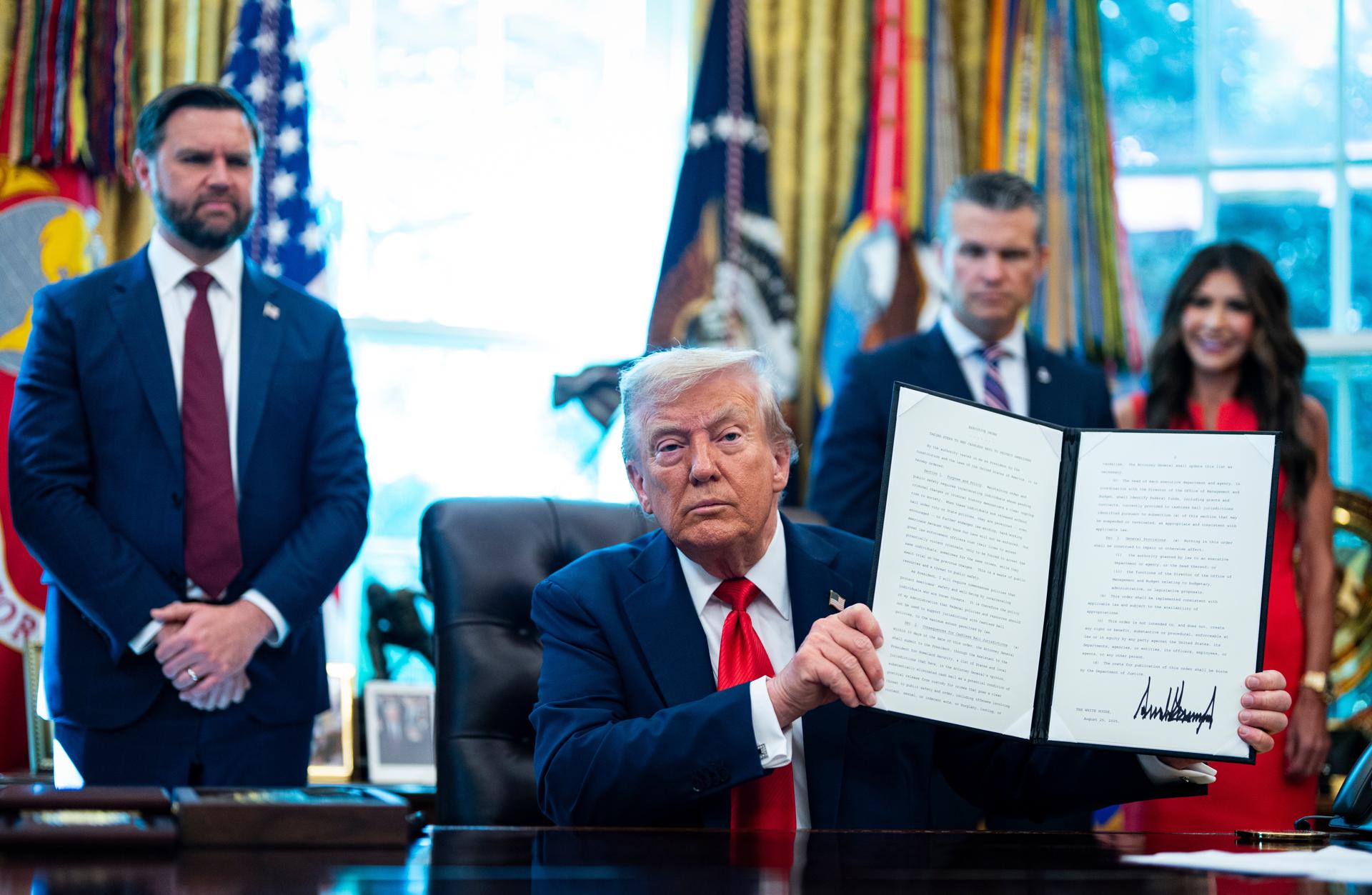 Trump firma una orden para procesar a quienes quemen la bandera de EE UU