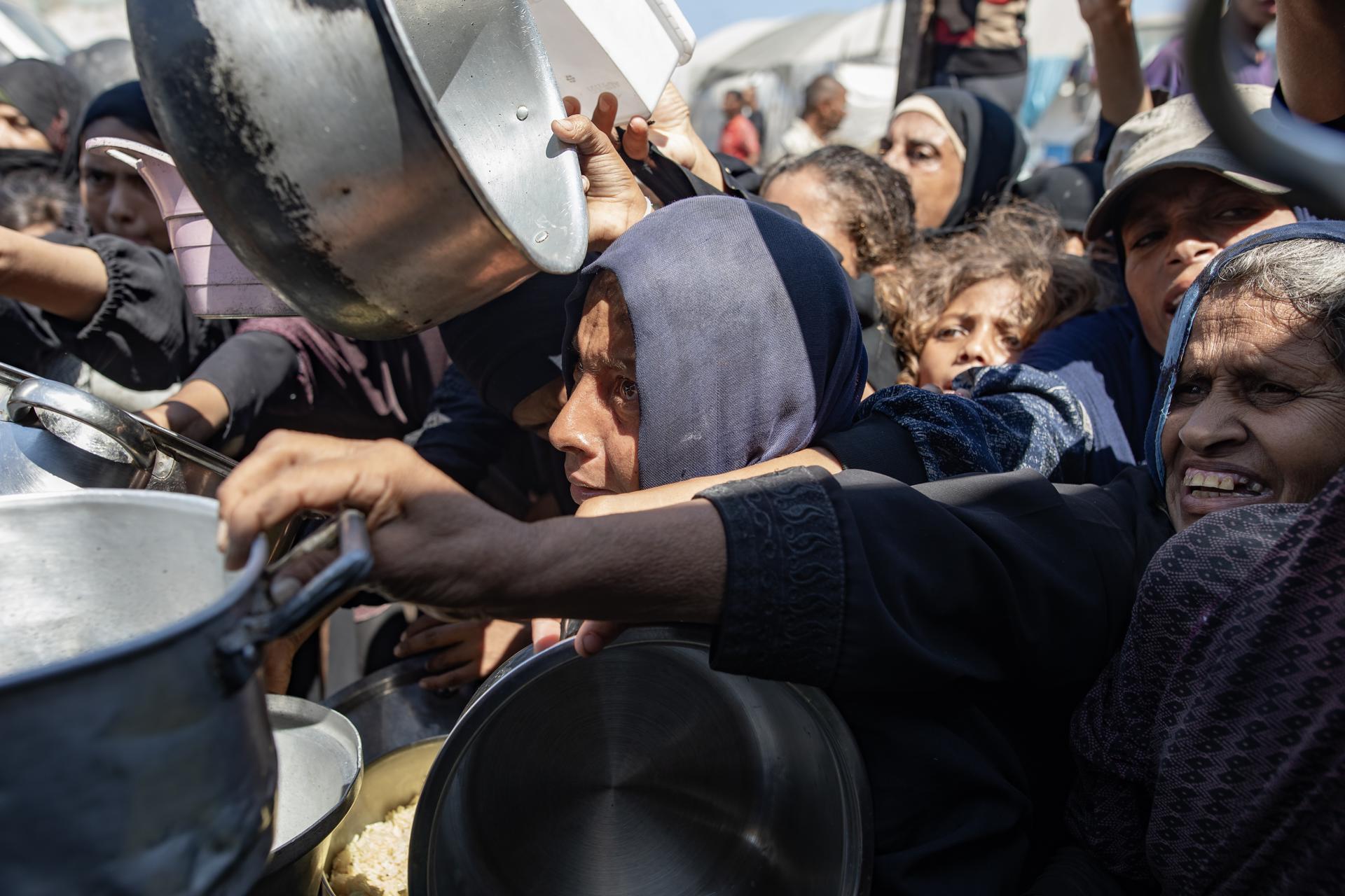 Por segundo día consecutivo, mueren de hambre ocho palestinos en Gaza