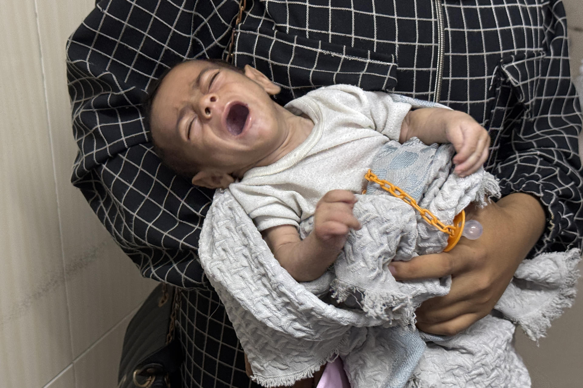 Mueren de hambre otros cuatro gazatíes, entre ellos dos niños