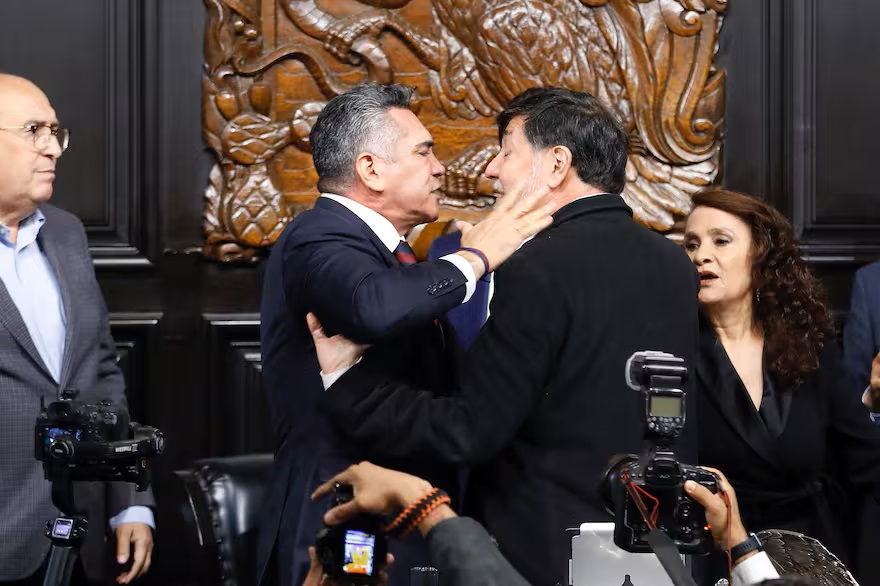 Pelea a puñetazos entre dos senadores mexicano