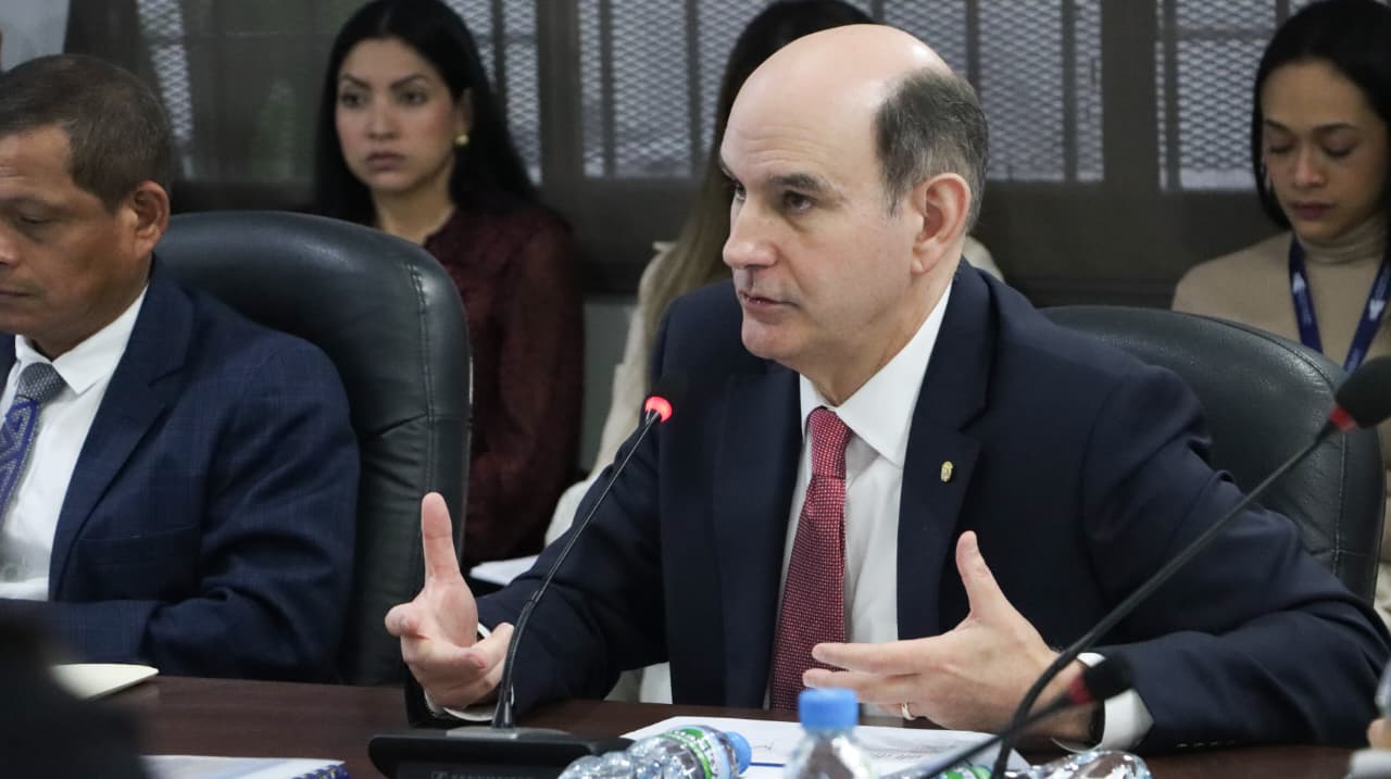 Abogados gremialistas presentarán denuncia por desacato ante la Corte contra ministro Chapman