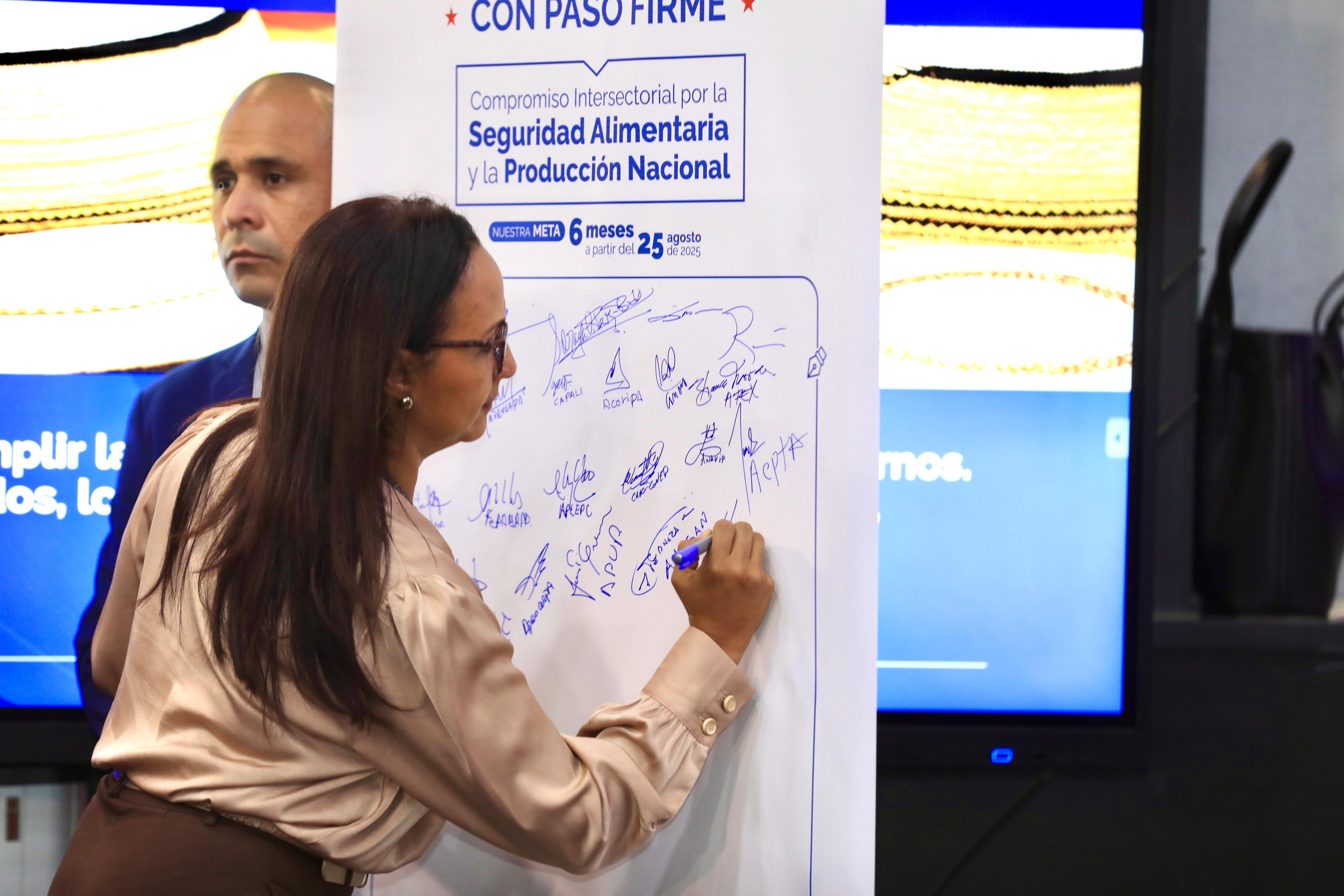 Sector productivo y gobierno firman compromiso para actualizar normativa sobre alimentos sensitivos